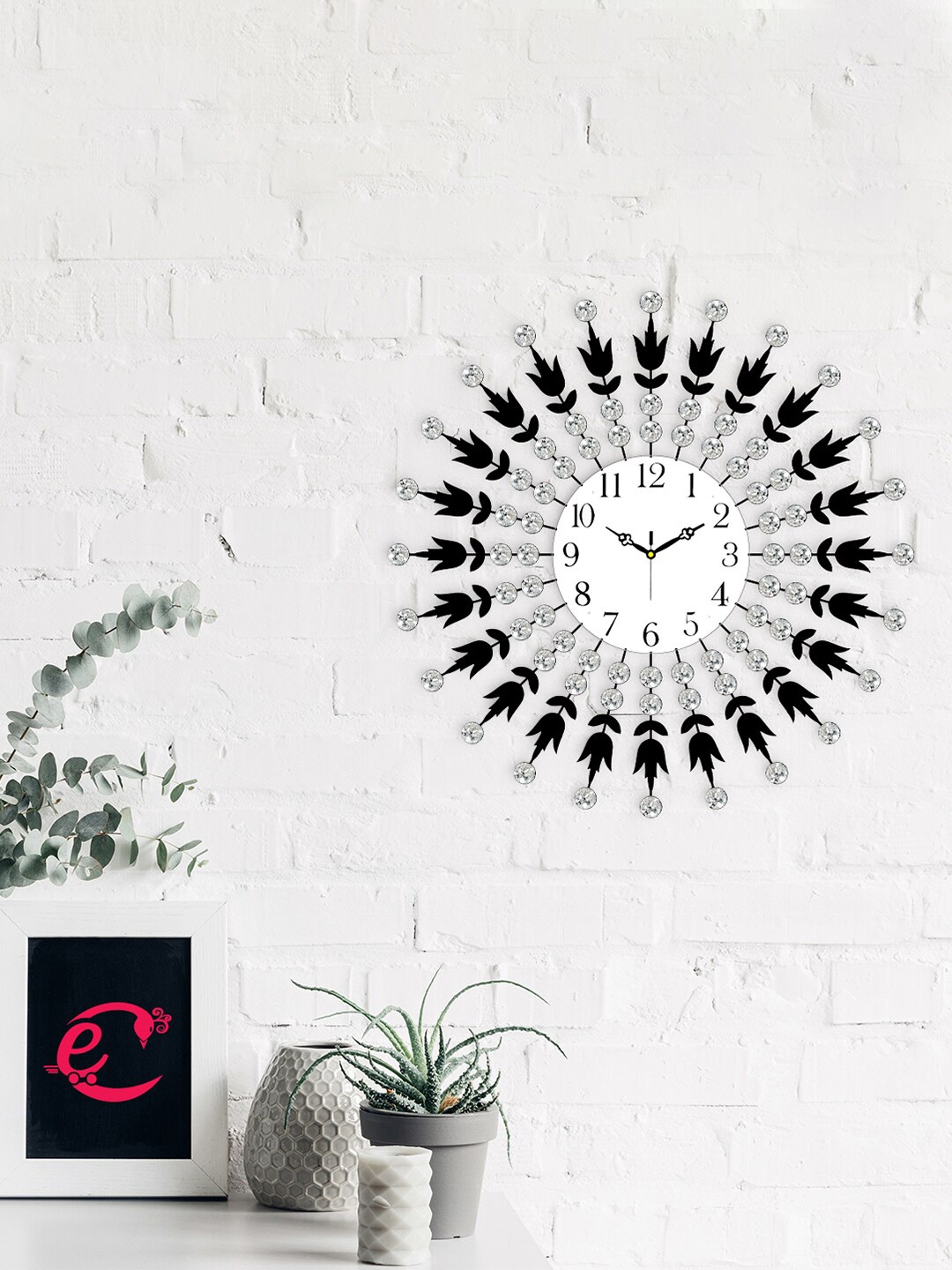 

eCraftIndia Black & White Textured Traditional Wall Clock