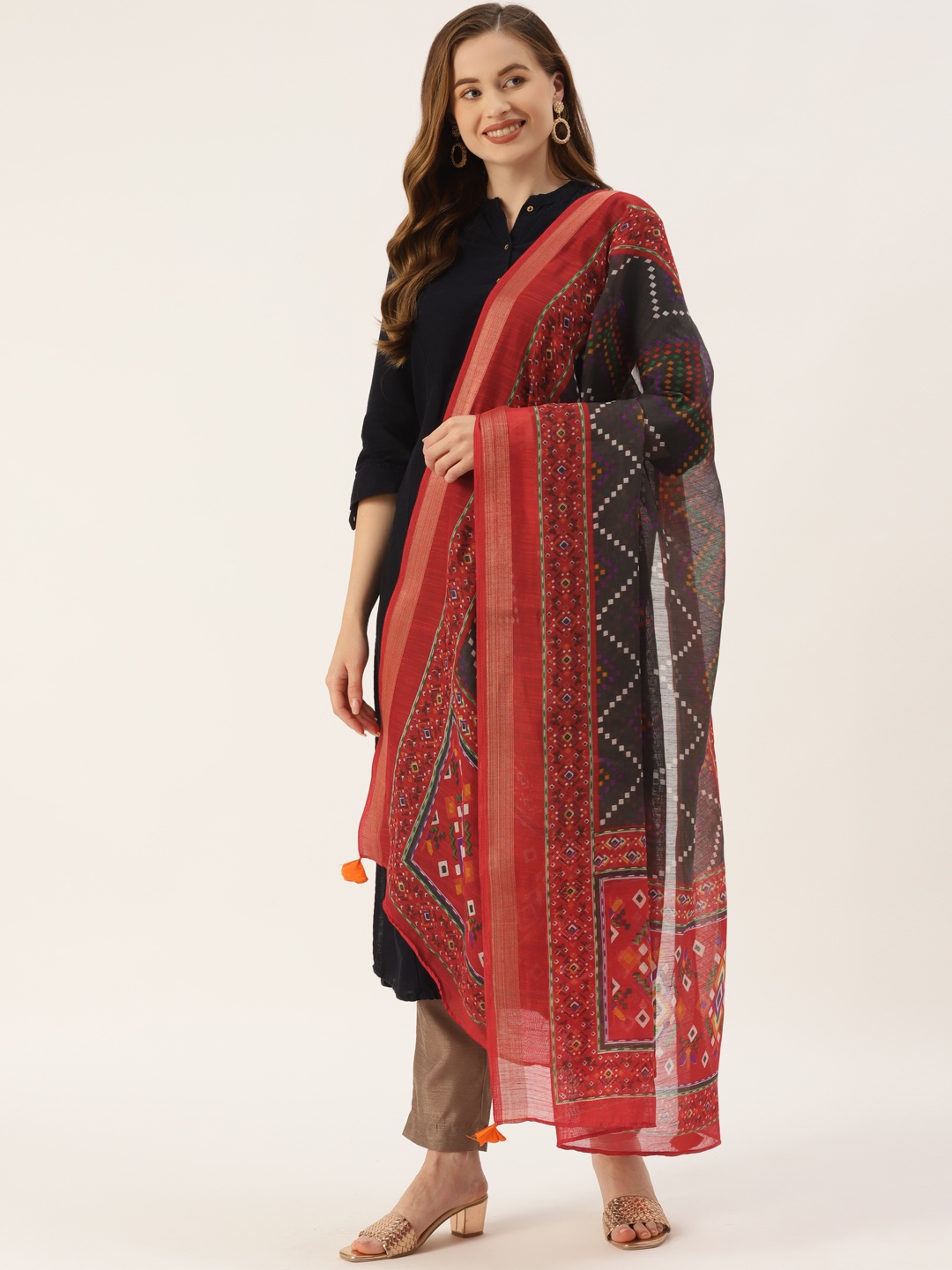 

Molcha Red & Grey Ethnic Motifs Printed Dupatta with Zari