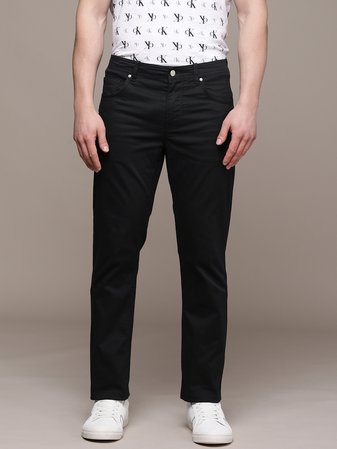 

Calvin Klein Jeans Men Black Solid Mid Rise Chinos
