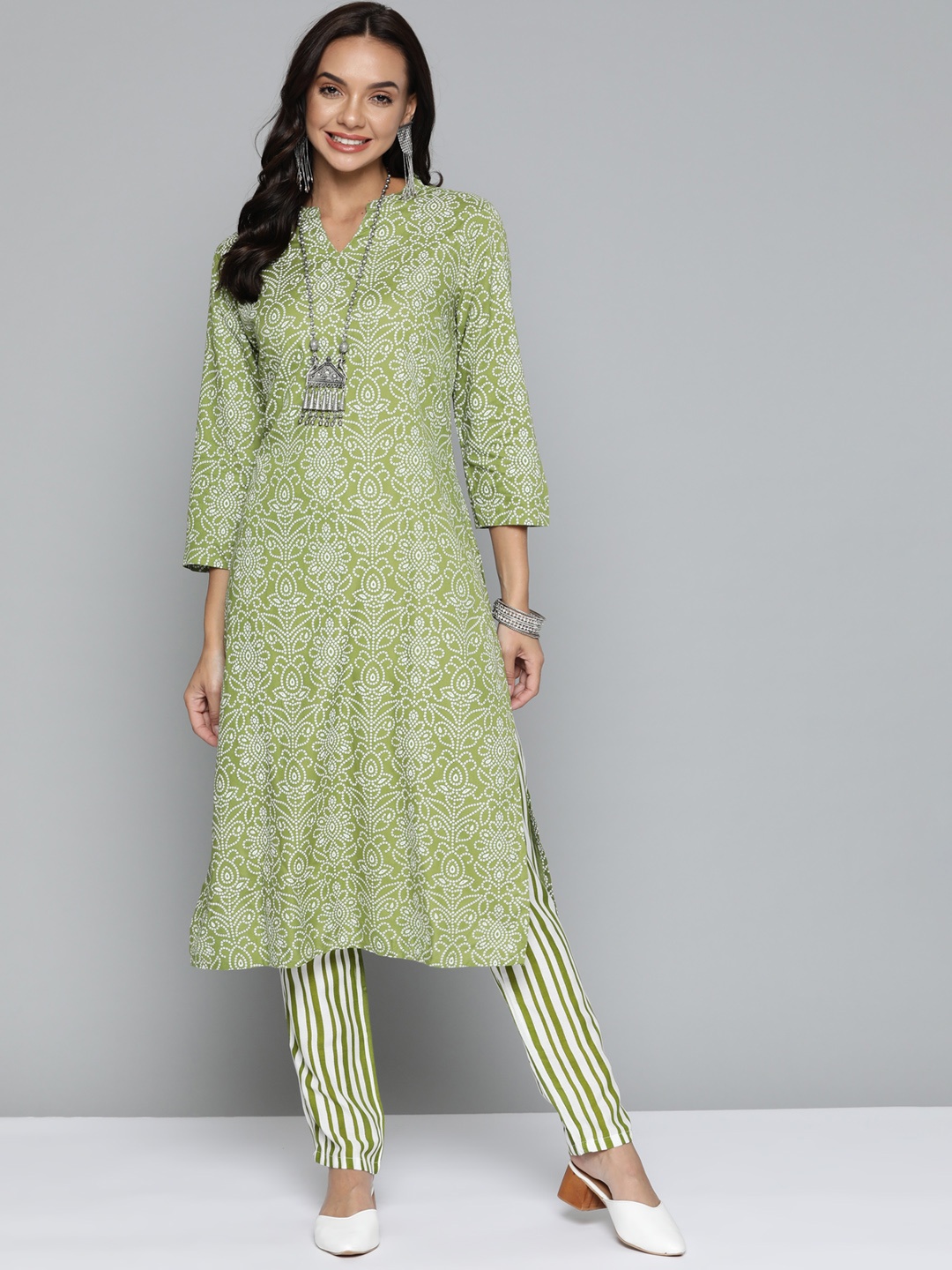 

HERE&NOW Women Green & White Bandhani Print Kurta with Trousers