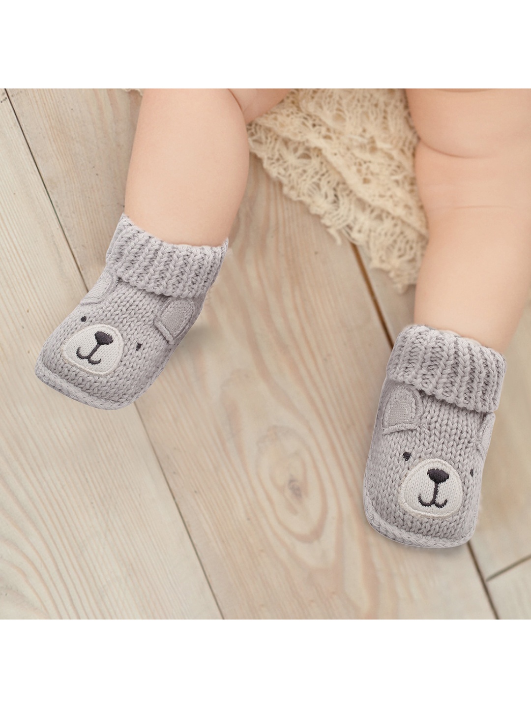 

Baby Moo Infants Kids Grey & Black Self-Design Cotton Booties