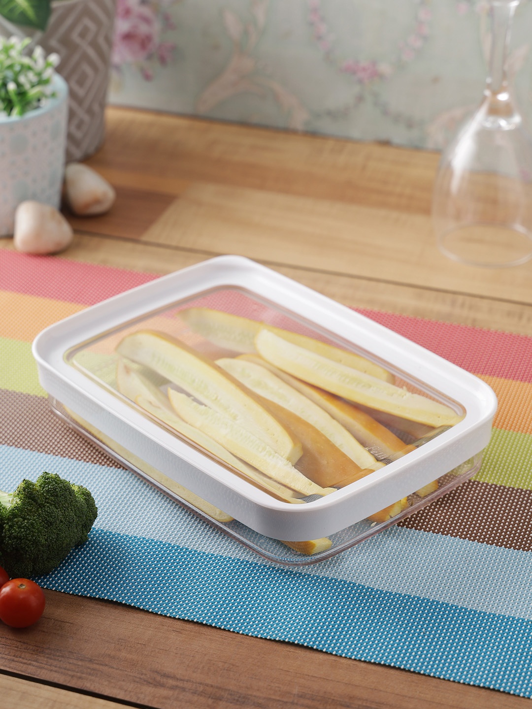 

Felli Transparent & White Solid Airtight Food Container