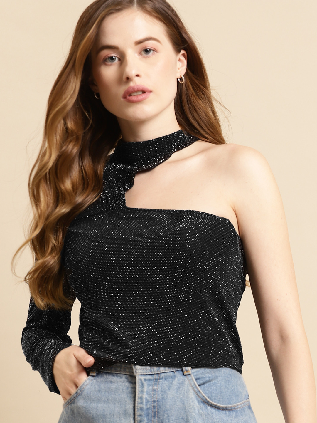 

COVER STORY Black Solid Top
