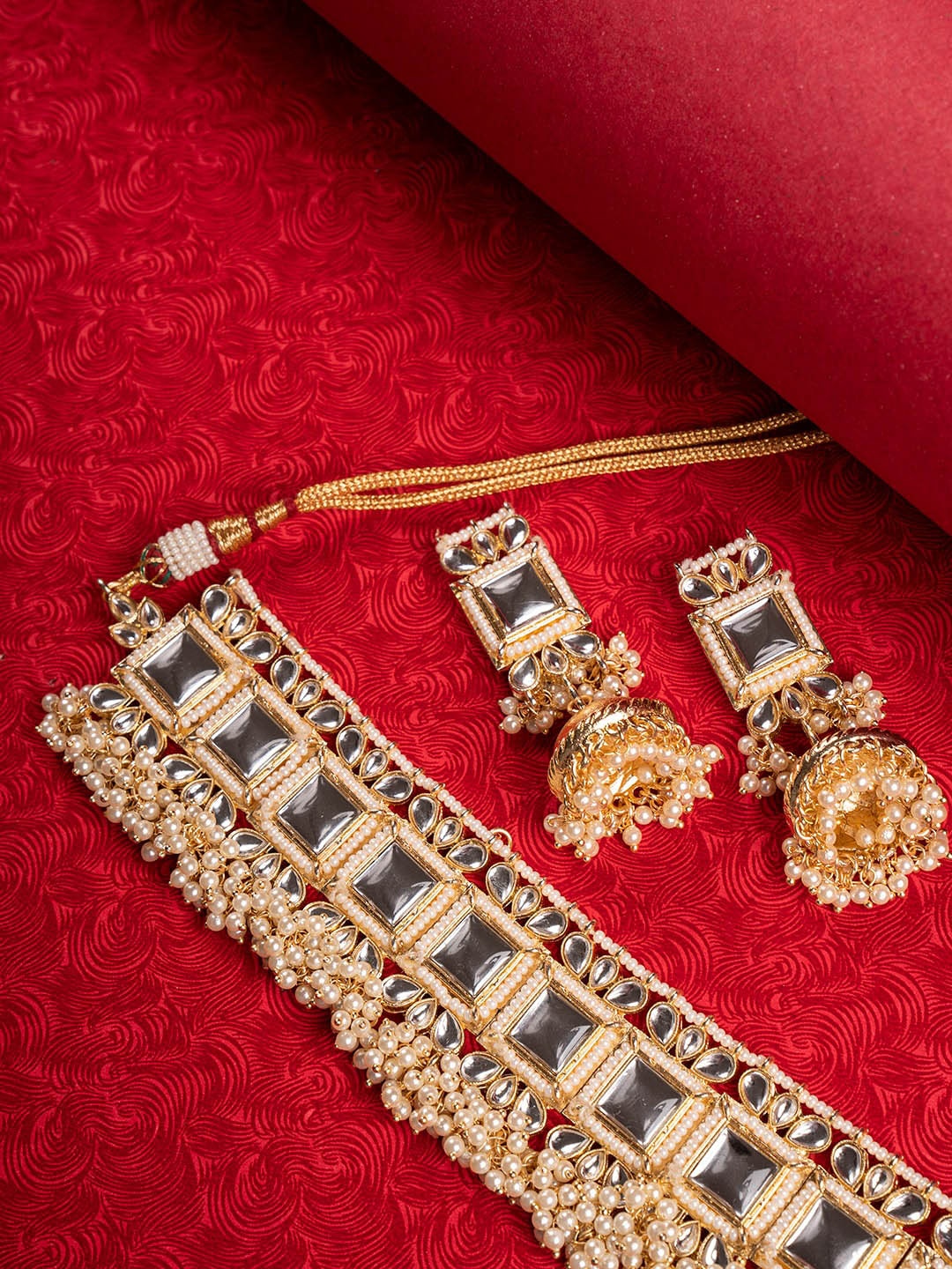 

Shoshaa Gold-Plated White Kundan-Studded & Beaded Jewellery Set