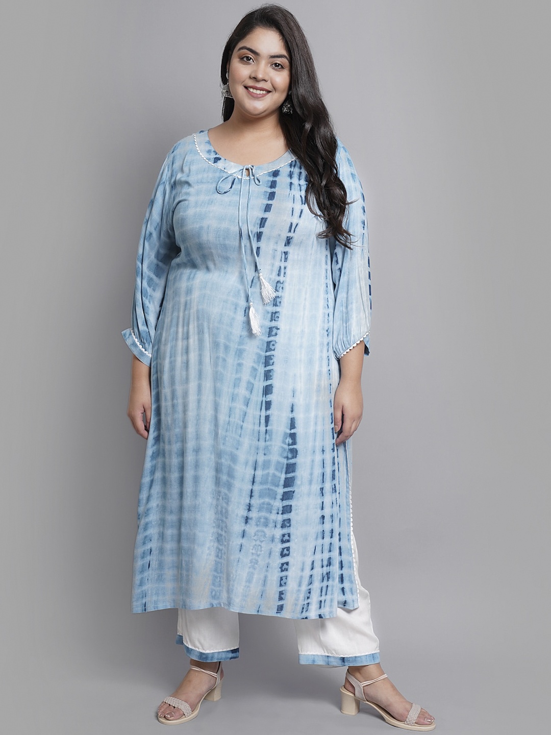

PrettyPlus by Desinoor.com Women Blue Printed Empire Kurta with Trousers