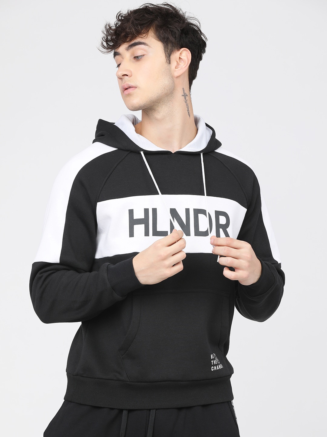 

HIGHLANDER Men Black & White Coloublocked Hooded Sweatshirt