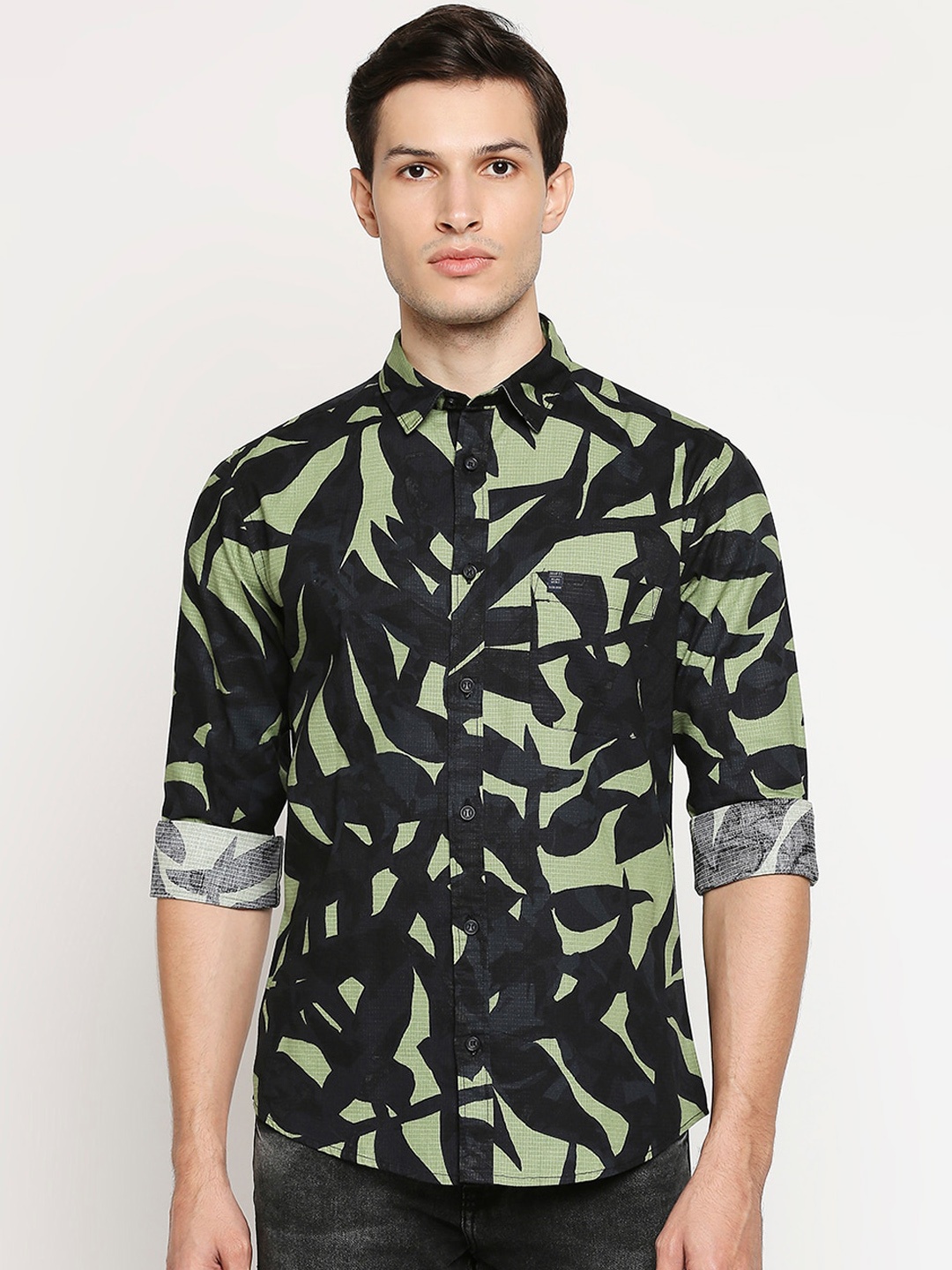 

Mufti Men Green & Black Slim Fit Opaque Printed Pure Cotton Casual Shirt