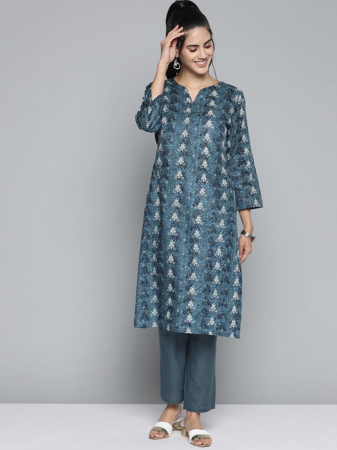 

HERE&NOW Women Teal Blue & Off White Pure Cotton Ethnic Motifs Printed Kurta with Trousers