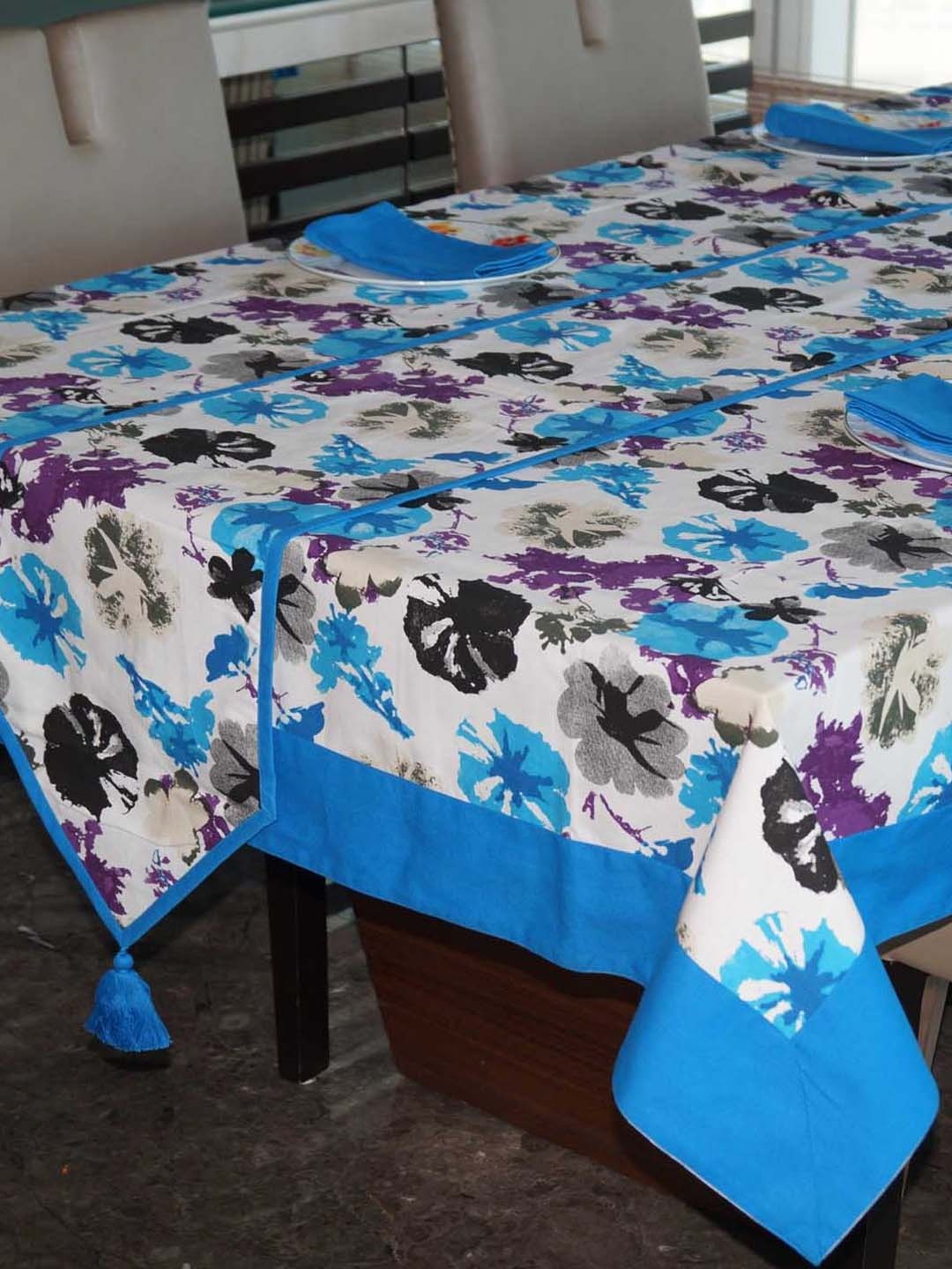 

Lushomes Blue & White Floral Printed 4 Seater Table Linen Set