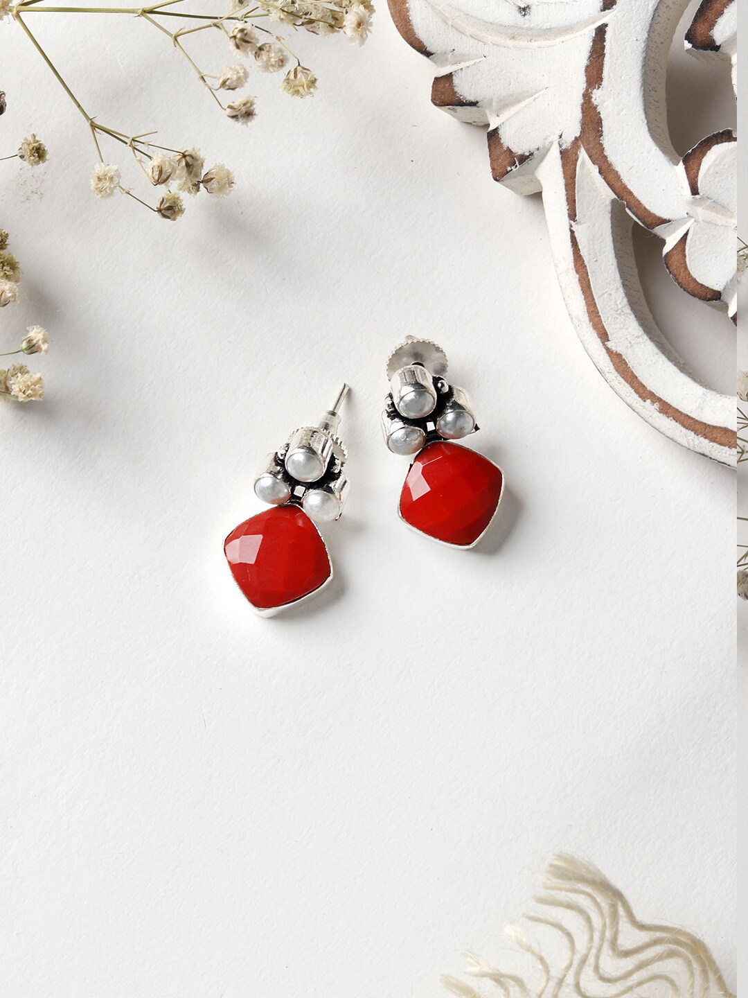 

TEEJH Silver-Plated Red Oxidised Contemporary Oxidised Studs