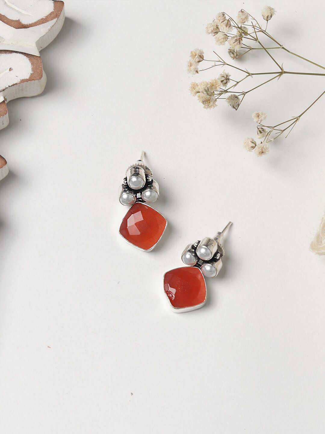 

TEEJH Woman Silver-Toned & Orange Stone Oxidised Stud Earrings