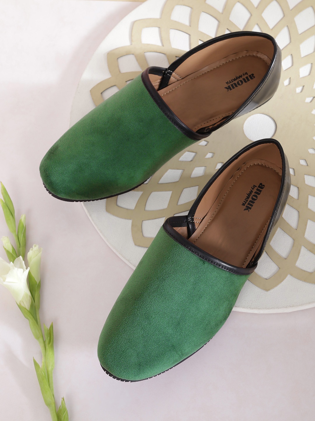 

Anouk Men Green & Black Colourblocked Mojaris