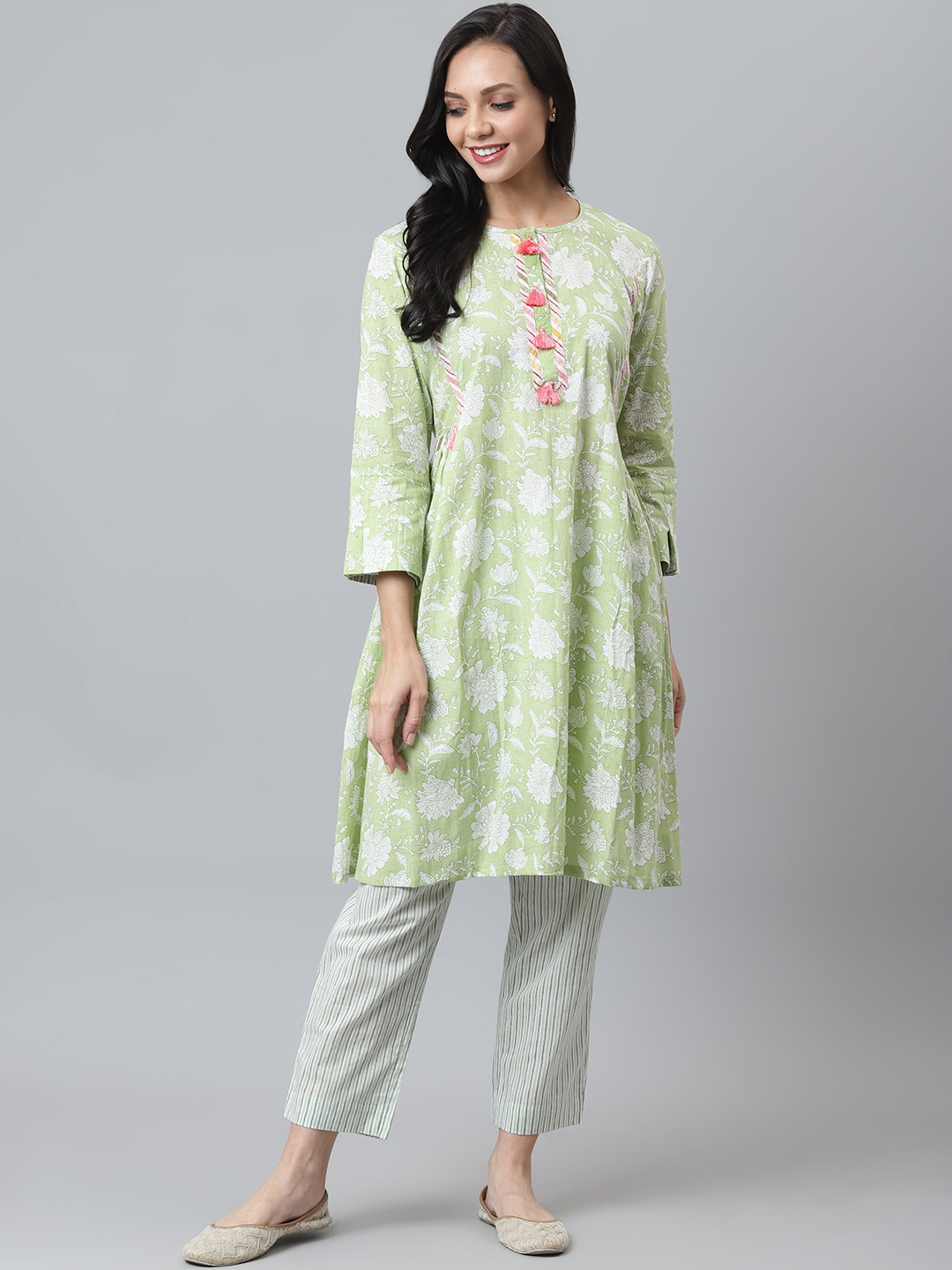 

maaisarah Women Green & White Floral Printed Pleated Pure Cotton Kurta with Trousers