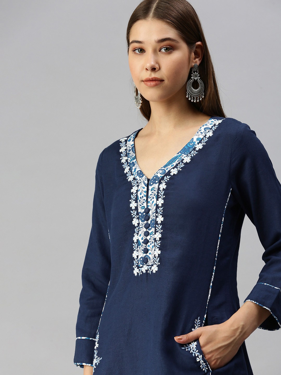 

Global Desi Women Blue & White Floral Embroidered Thread Work Kurta
