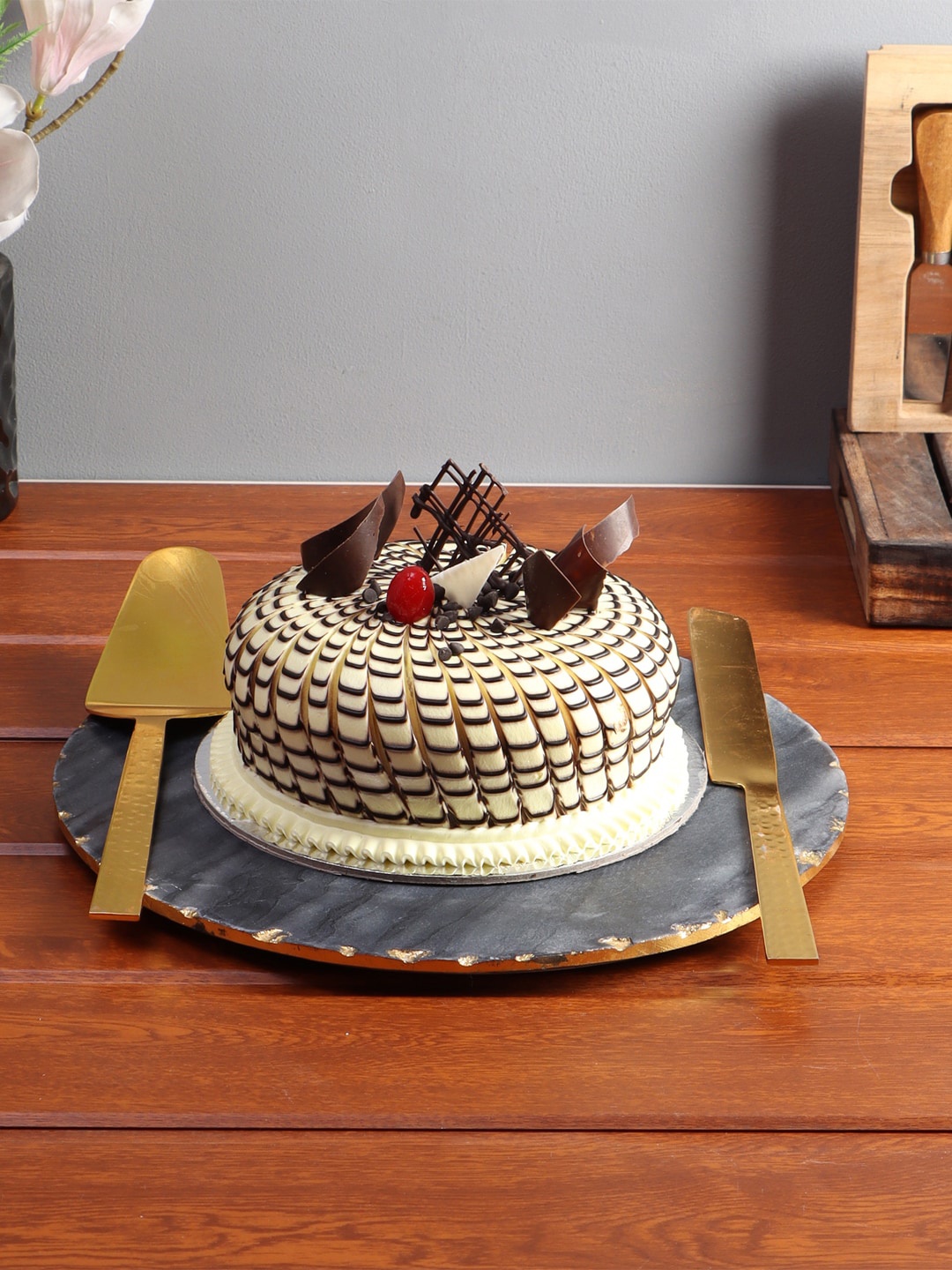 

NikkisPride Black & Gold-Toned Marble Platter With Finish Cake Cutlery