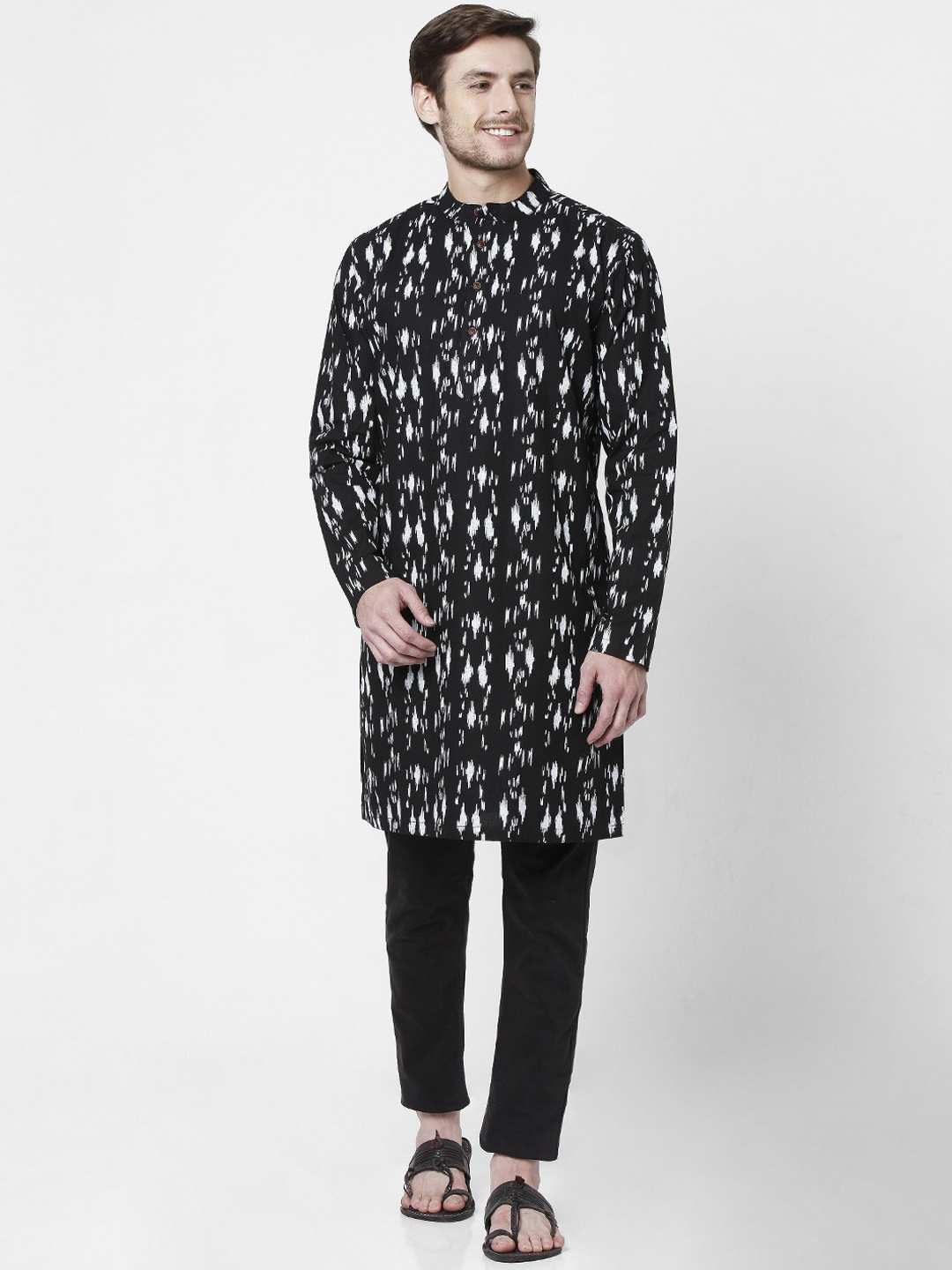 

SALWAR STUDIO Men Black Chikankari Kurta