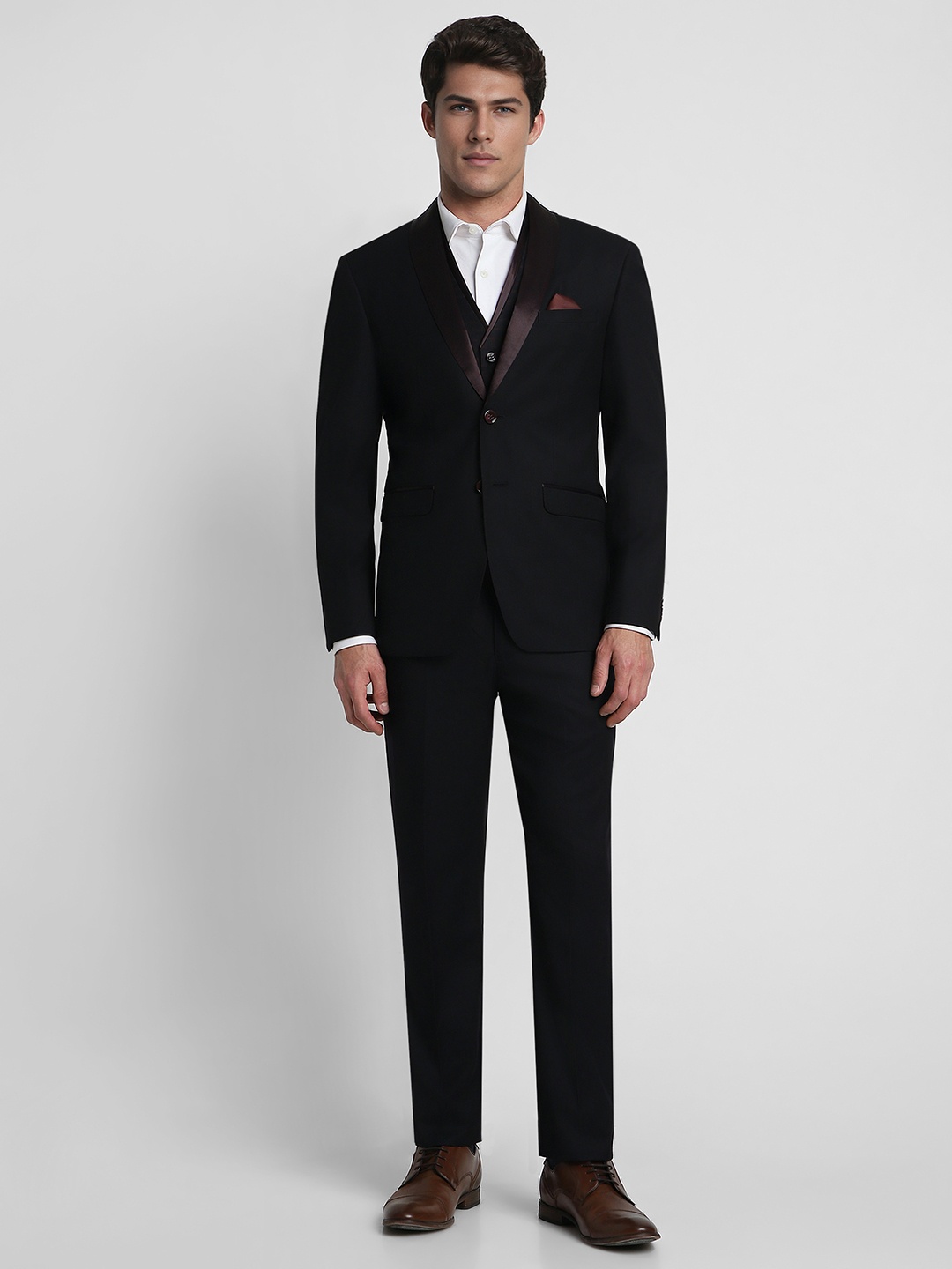 

Louis Philippe Men Black & Red Solid Single-Breaster Slim Fit Suit