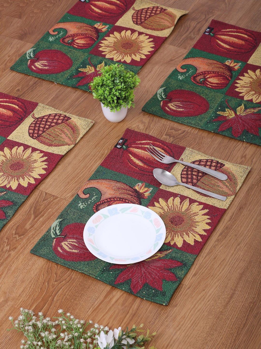 

KLOTTHE Set Of 6 Red & Green Printed Cotton Dining Table Placemats