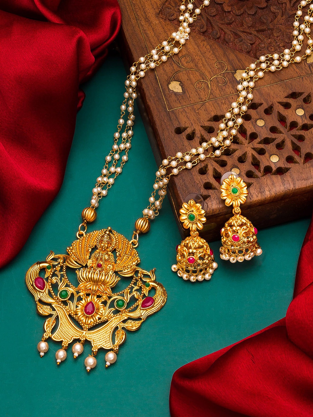 

aadita Gold-Toned & Pink Pearl Studded Jewellery Set