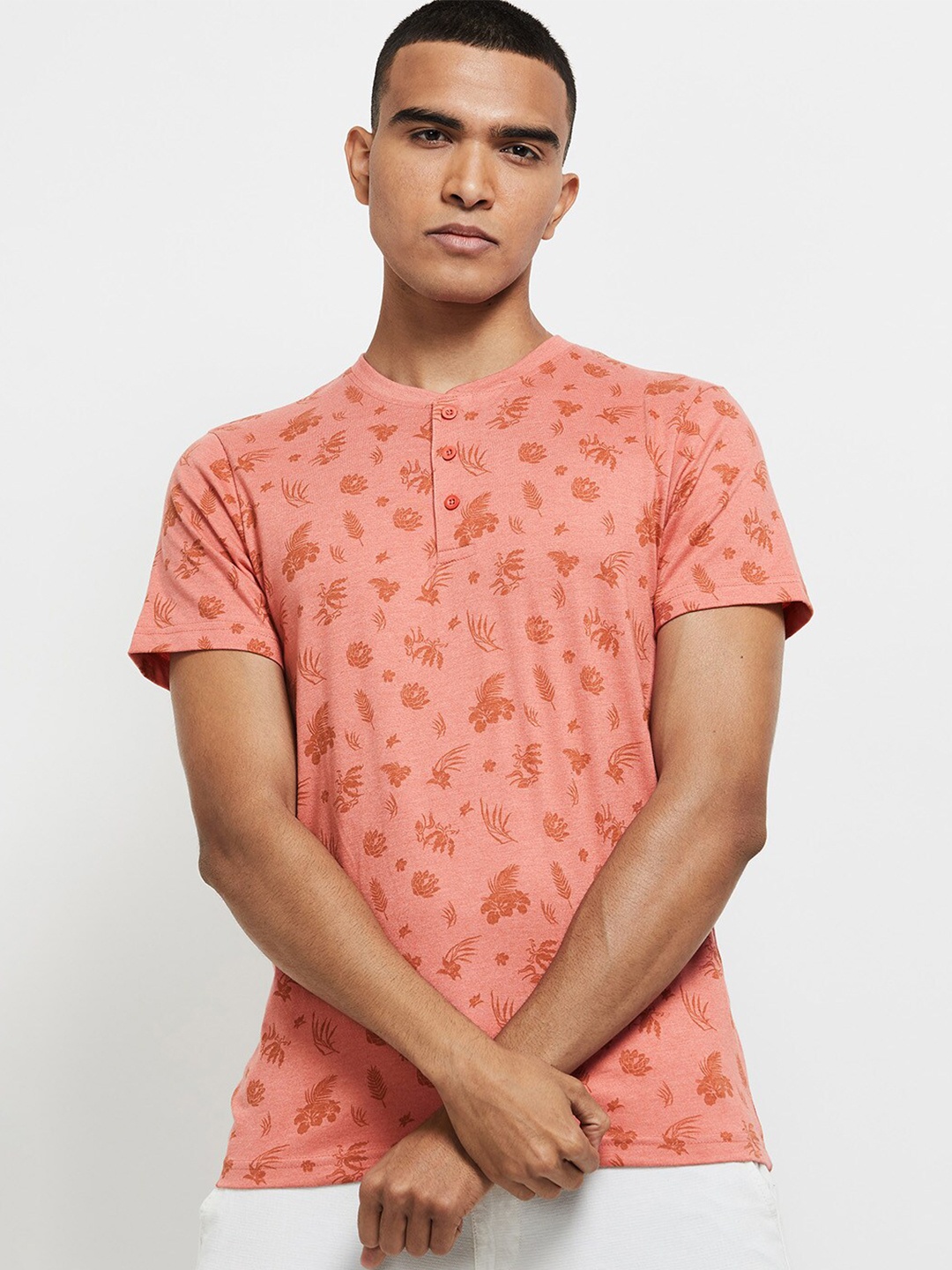 

max Men Pink Floral Printed Henley Neck Pockets T-shirt