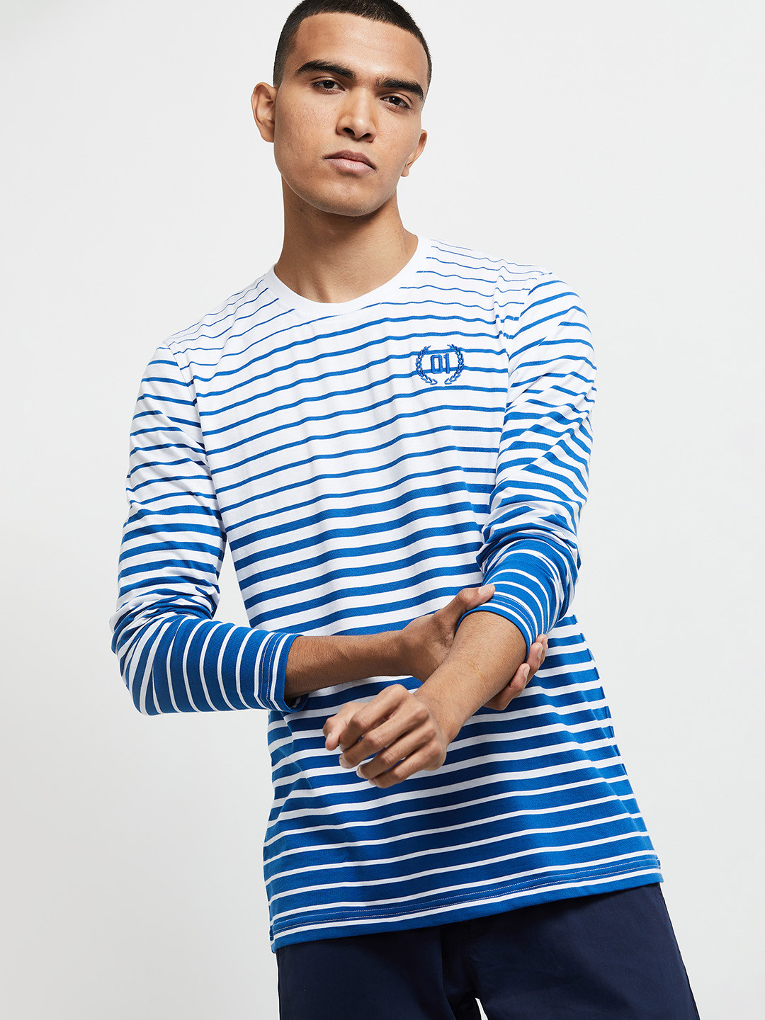 

max Men White & Blue Striped T-shirt