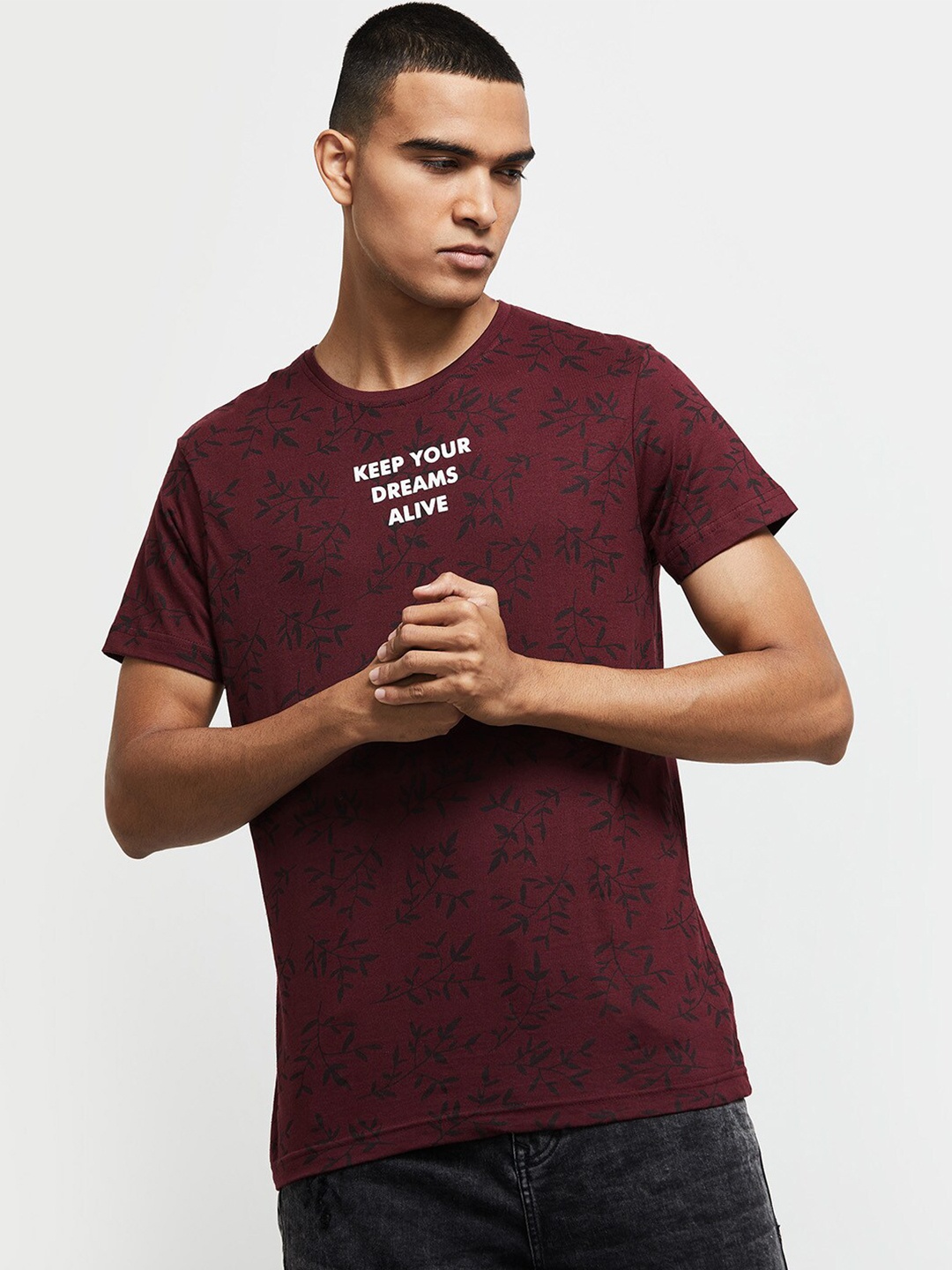 

max Men Burgundy Typography Printed Pockets T-shirt