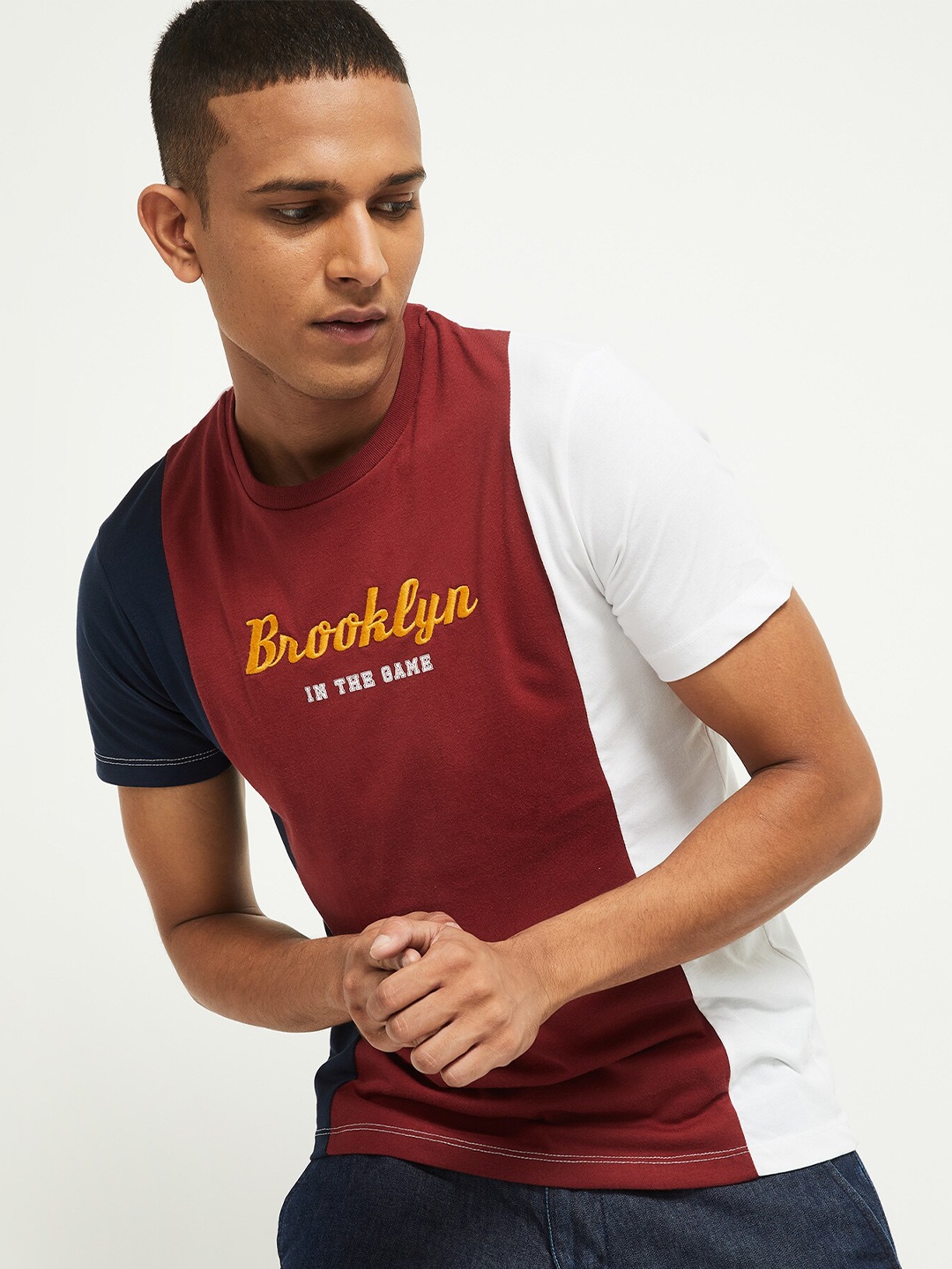 

max Men Red Colourblocked V-Neck T-shirt