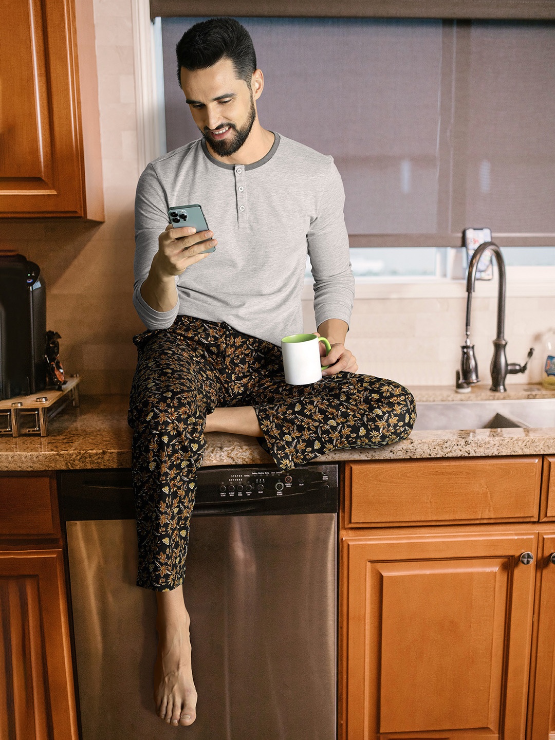 

abof Men Black And Brown Floral Printed Pure Cotton Lounge Pants