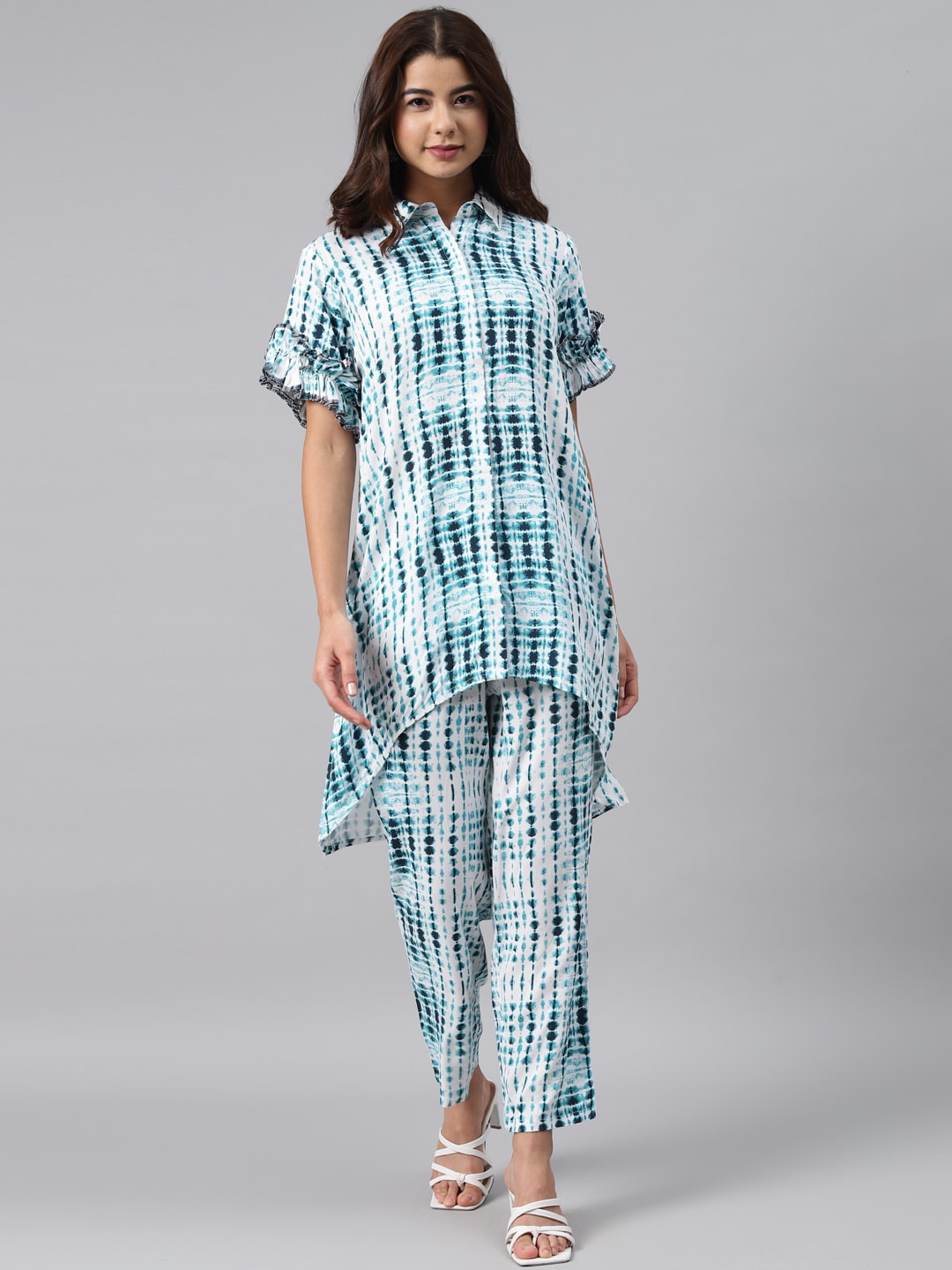 

GERUA Women Blue & White Bandhani Printed Regular Kurta with Trousers