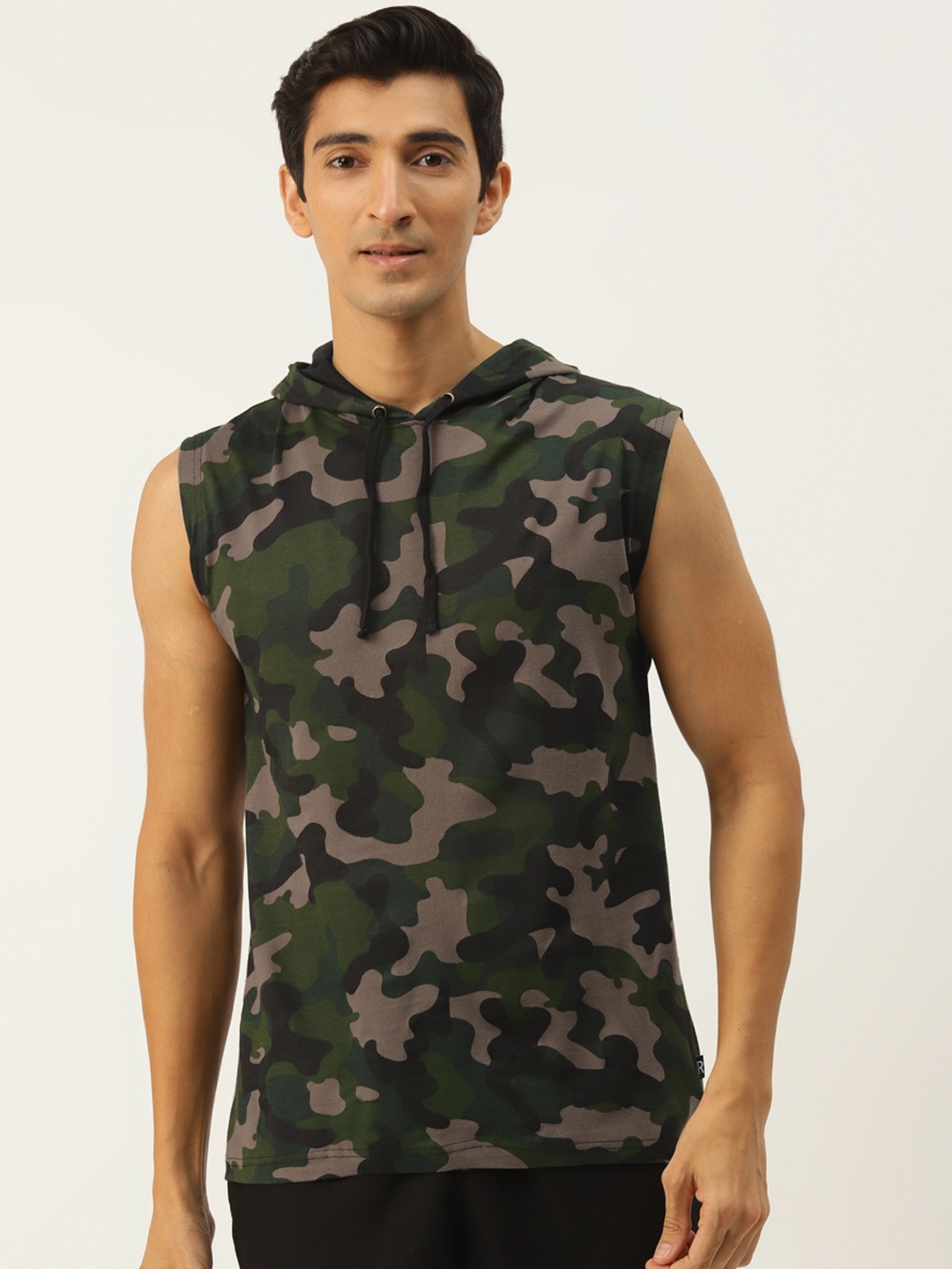 

Rodzen Men Green Camouflage Printed Slim Fit T-shirt
