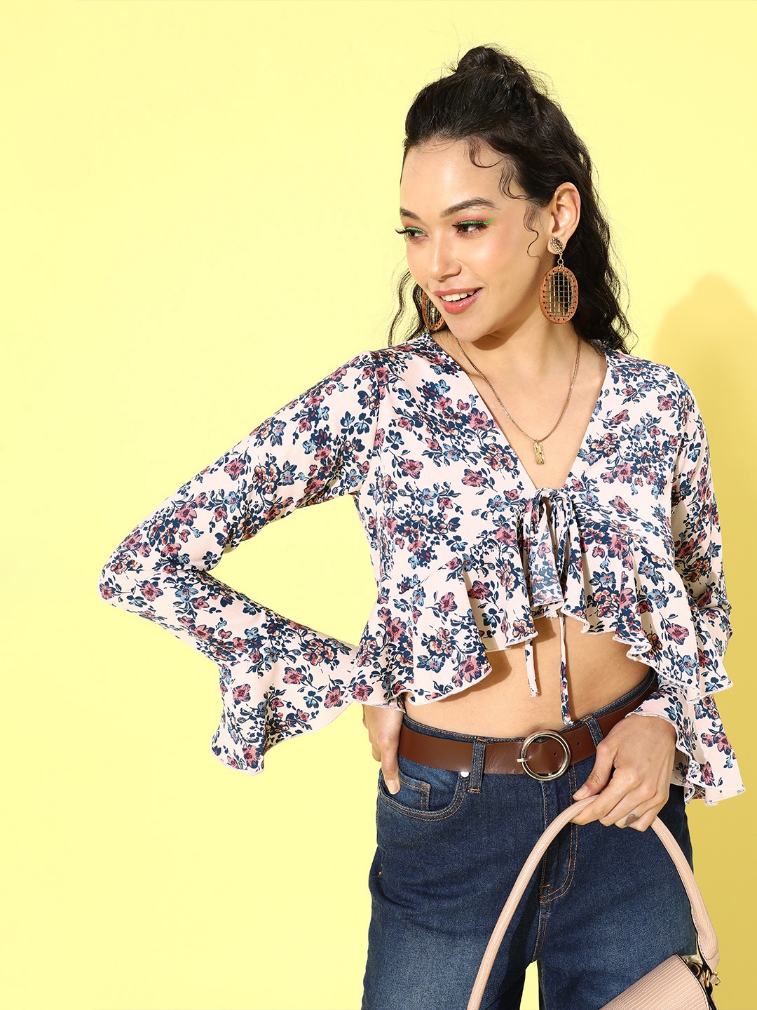 

Berrylush Women Classic White Floral Cropped Top
