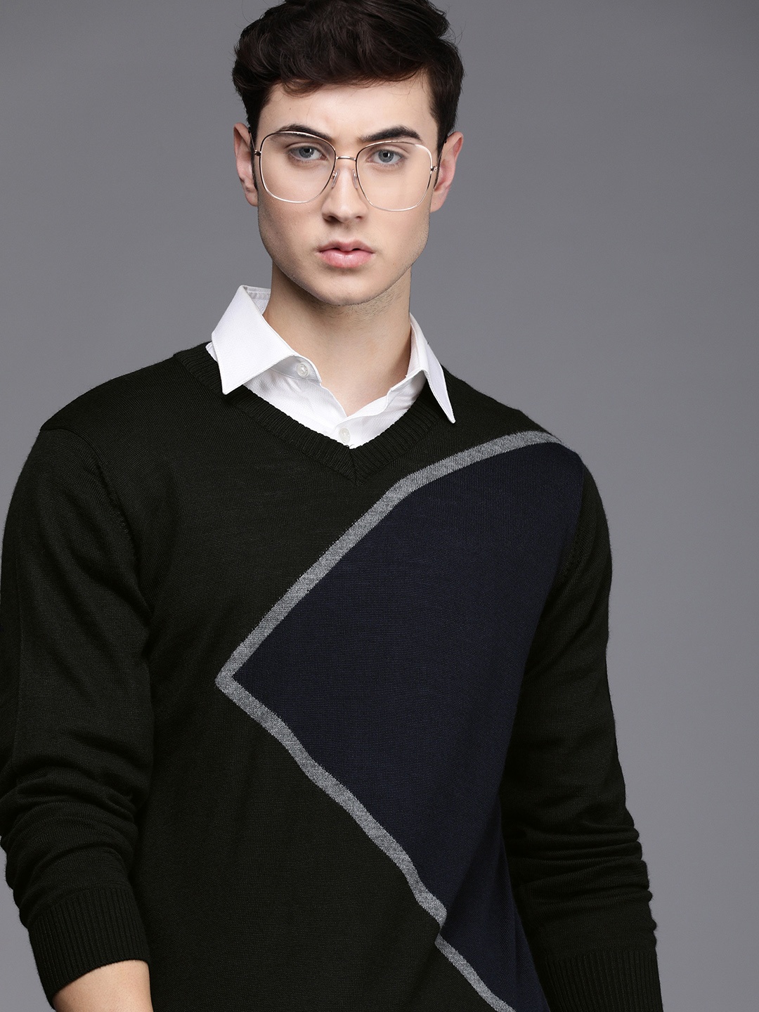 

Raymond Men Black & Navy Blue Colourblocked V-Neck Pullover Sweater