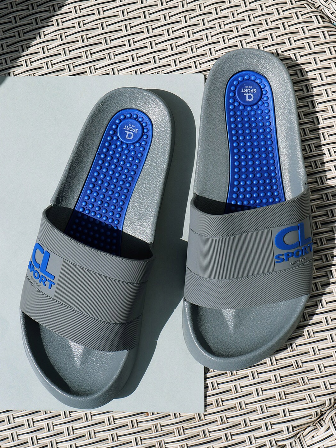 

Carlton London sports Men Grey & Blue Sliders