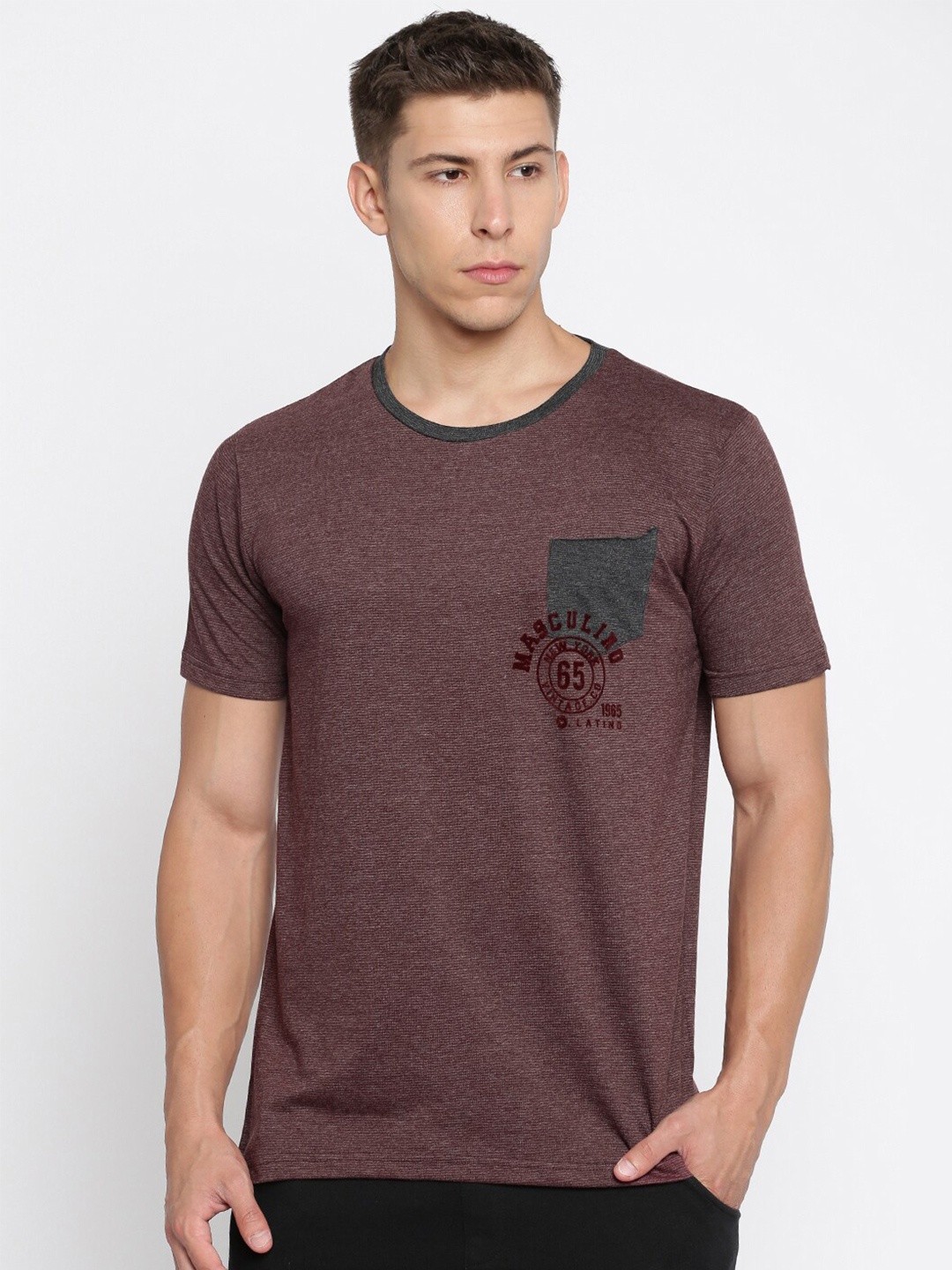 

Masculino Latino Men Maroon Typography Printed Pockets T-shirt