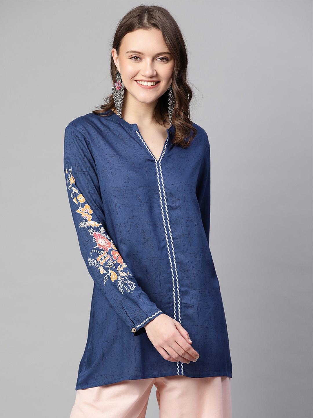 

Rangriti Navy Blue Floral Printed V-Neck Kurti