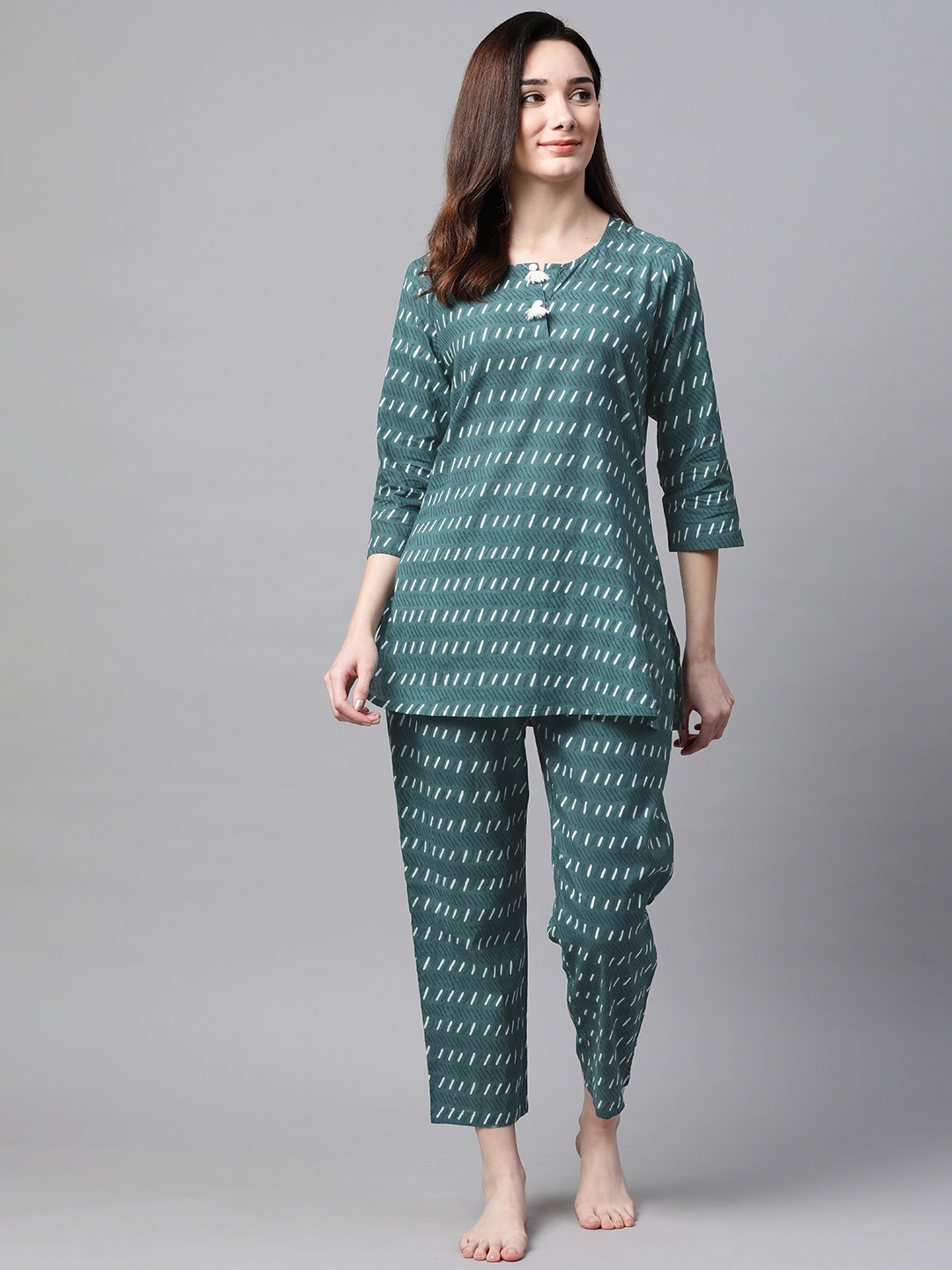 

Meeranshi Women Green Pure Cotton Printed Nightsuit