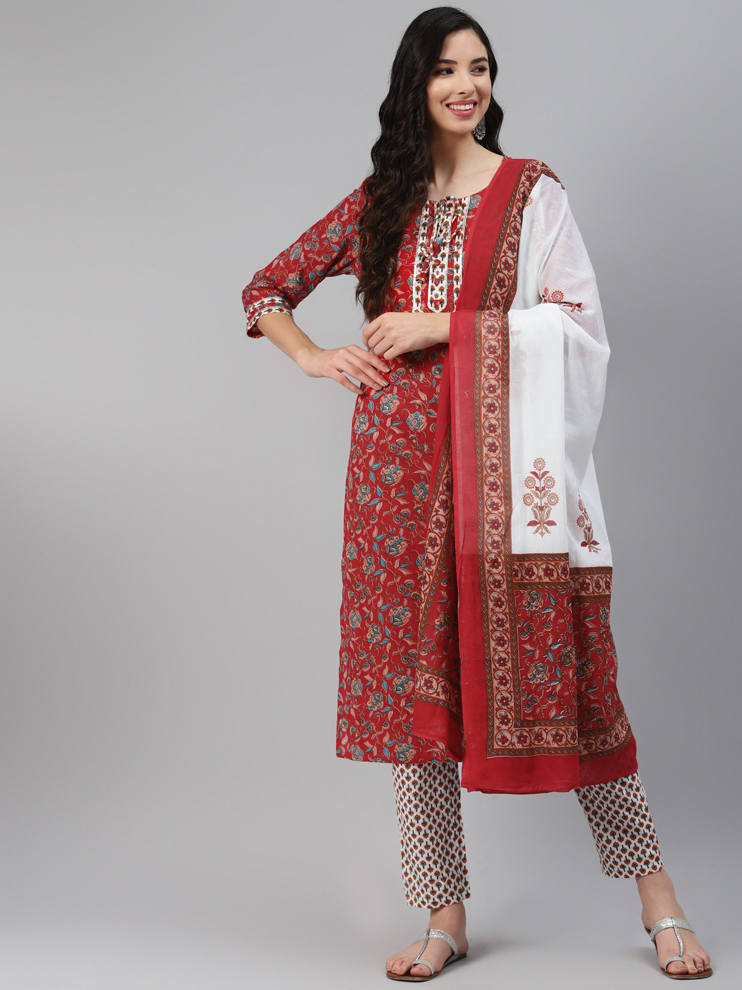 

Silai Bunai Women Red Ethnic Motifs Printed Regular Gotta Patti Pure Cotton Kurta Set