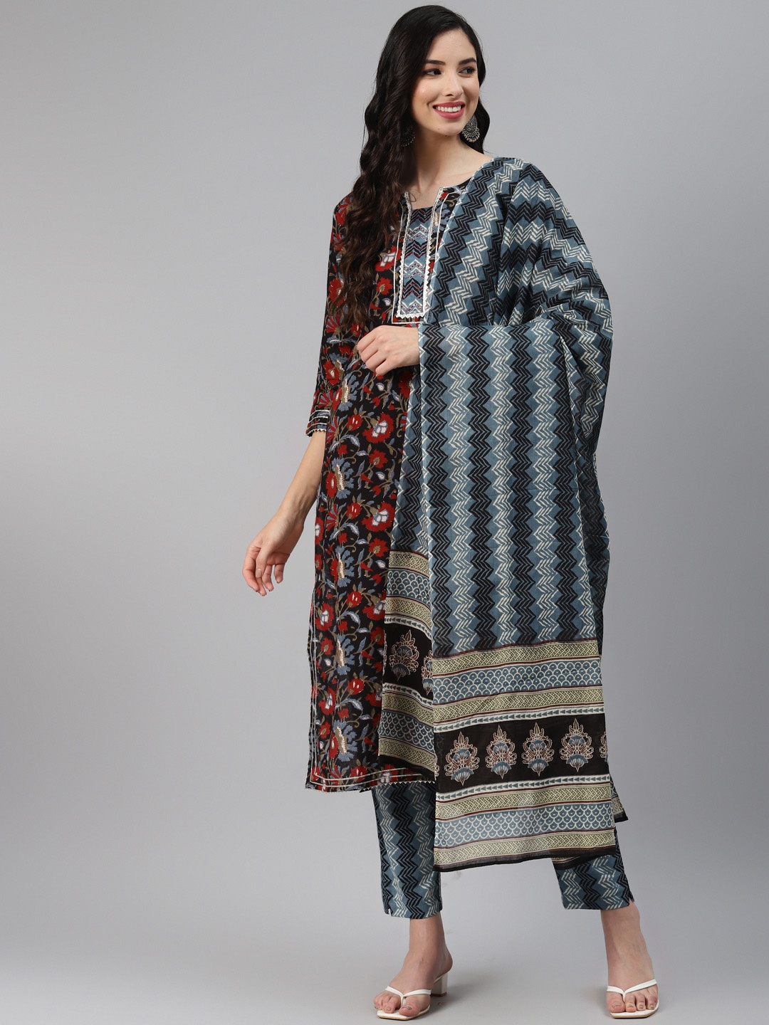 

Silai Bunai Women Black Floral Printed Regular Thread Work Pure Cotton Kurta with Trousers & With Dupatta