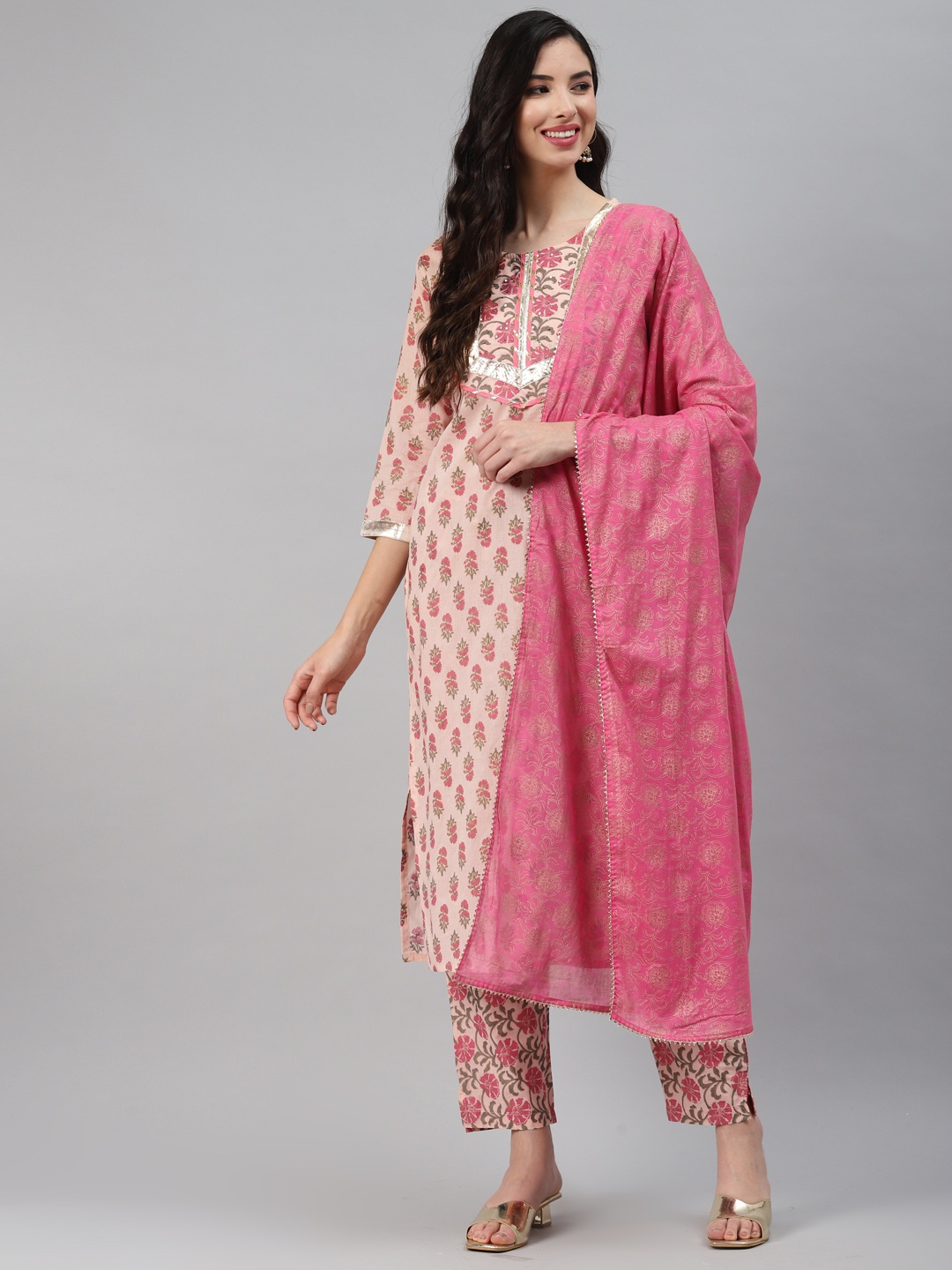 

Silai Bunai Women Peach-Coloured Ethnic Motifs Printed Gotta Patti Pure Cotton Kurta Set