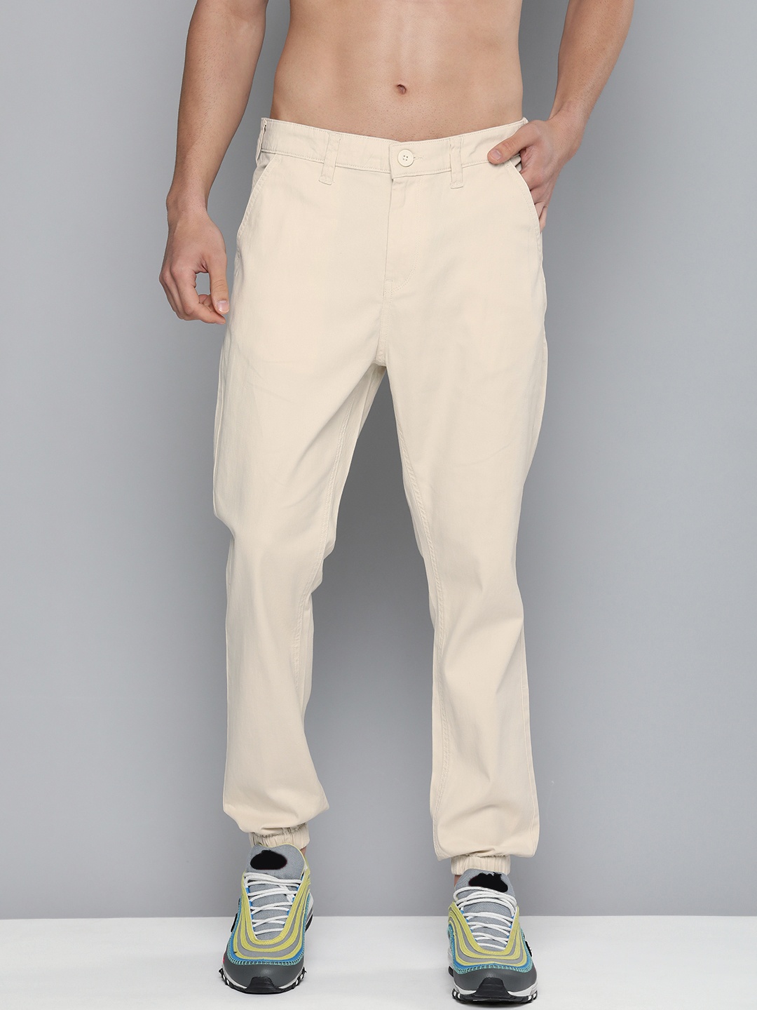 

HERE&NOW Men Beige Solid Mid Rise Casual Joggers Trousers