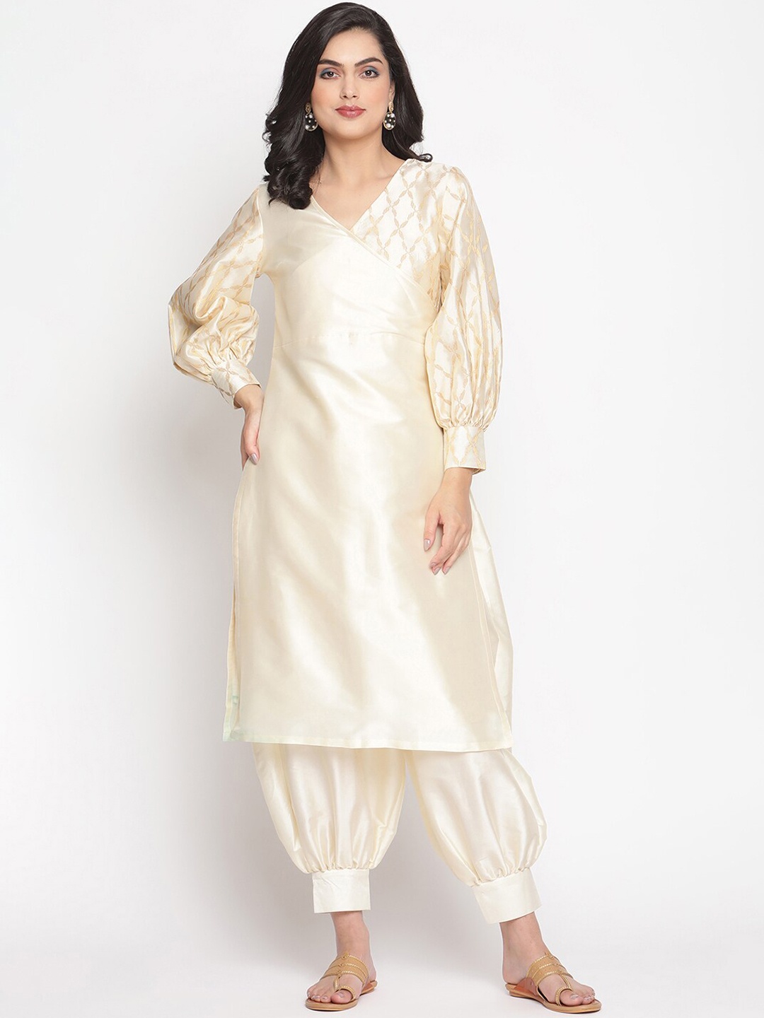 

Abhishti Women Cream-Coloured Printed Regular Kurti with Trousers