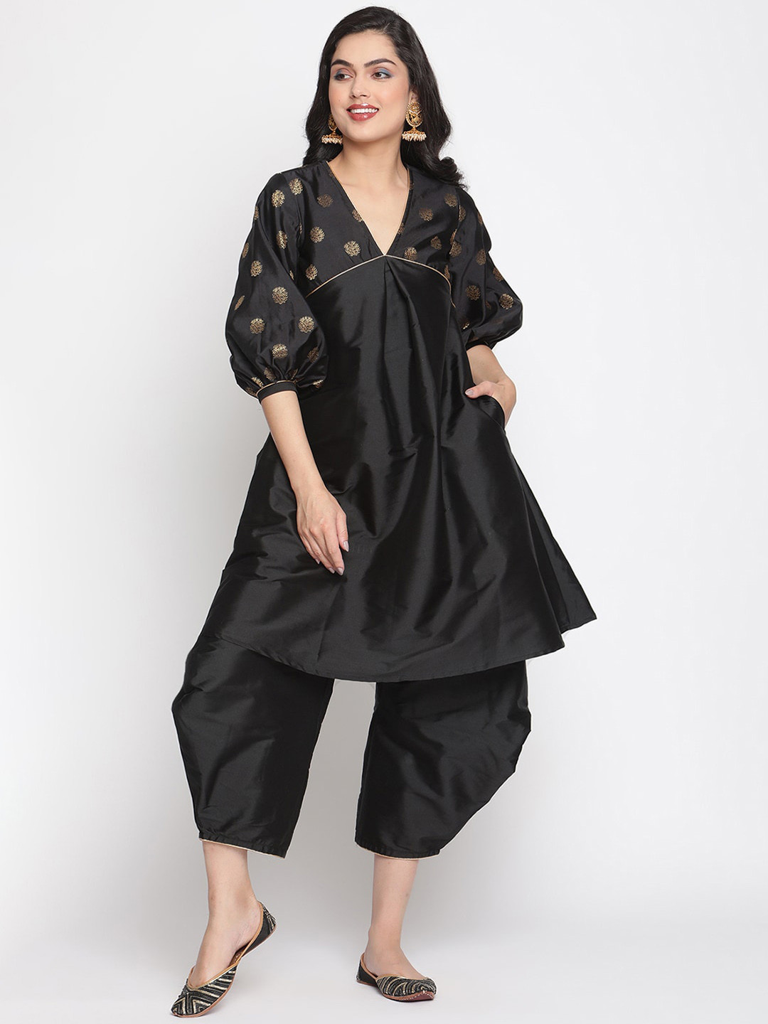 

Abhishti Women Black Floral Jacquard Pleated Kurta With Salwar