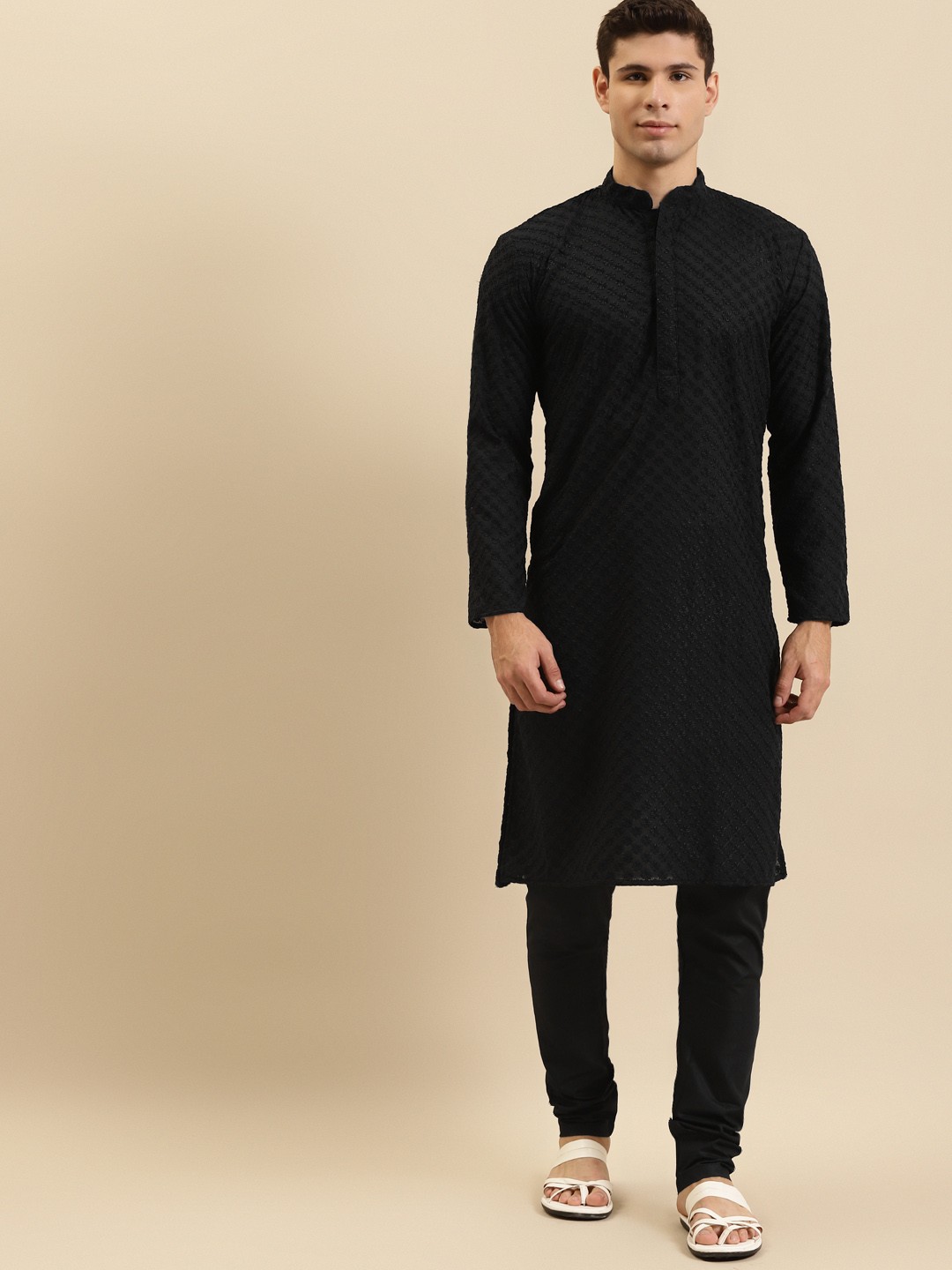 

RAJUBHAI HARGOVINDAS Men Black Floral Embroidered Kurta