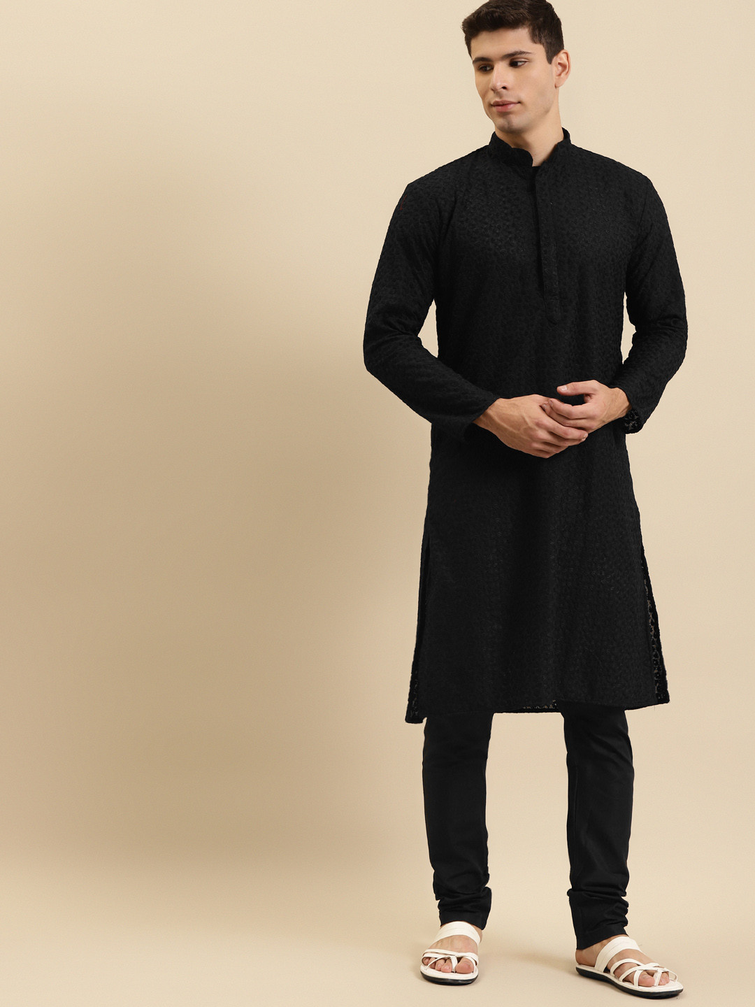 

RAJUBHAI HARGOVINDAS Men Black Floral Embroidered Chikankari Kurta
