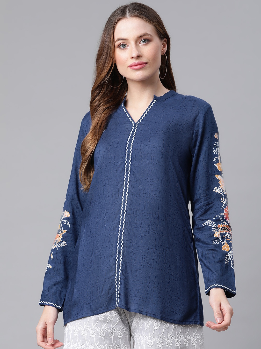 

Rangriti Navy Blue Floral Printed V-Neck Kurti