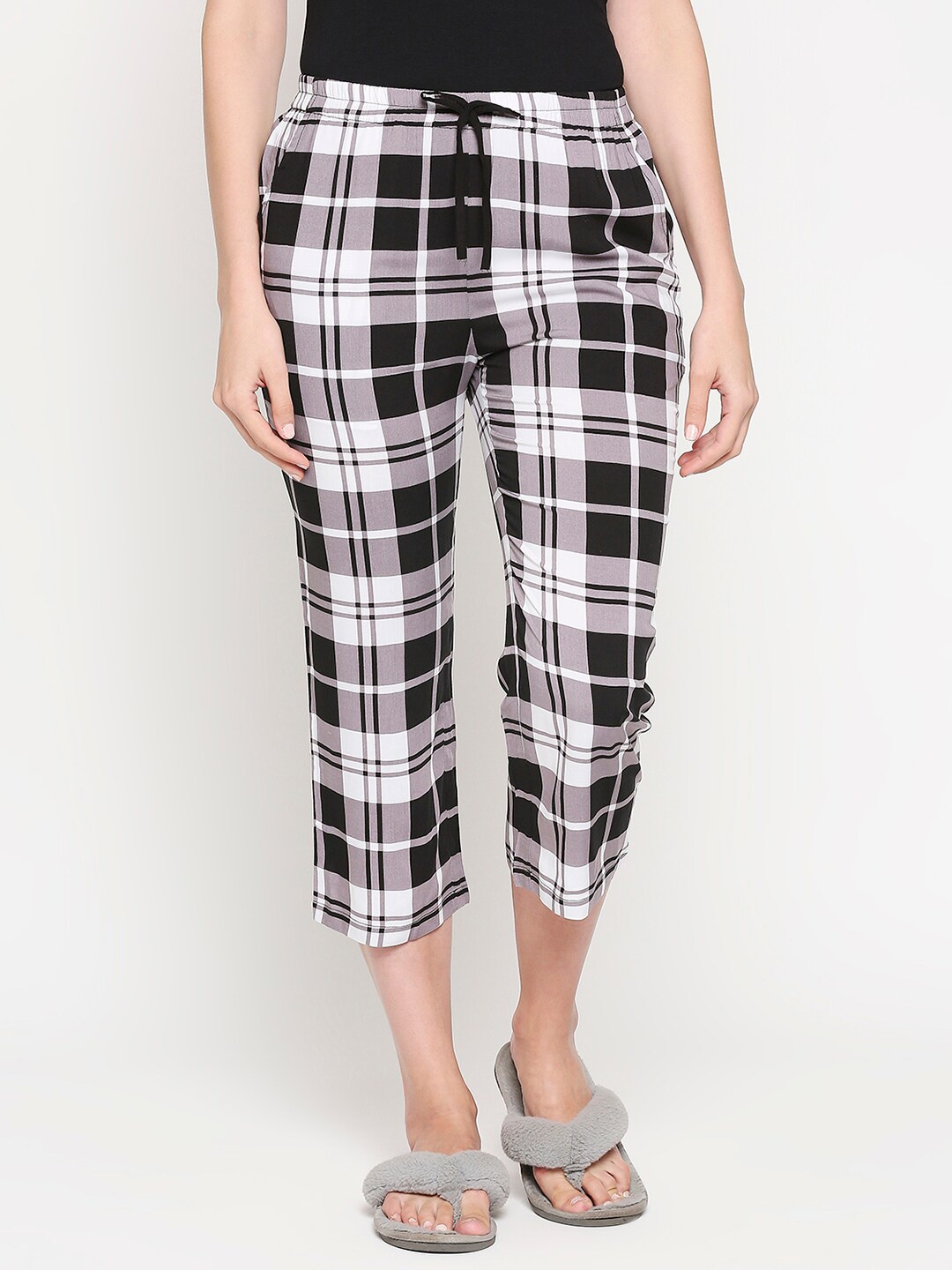 

inocenCia Women Black & White Checked Capris