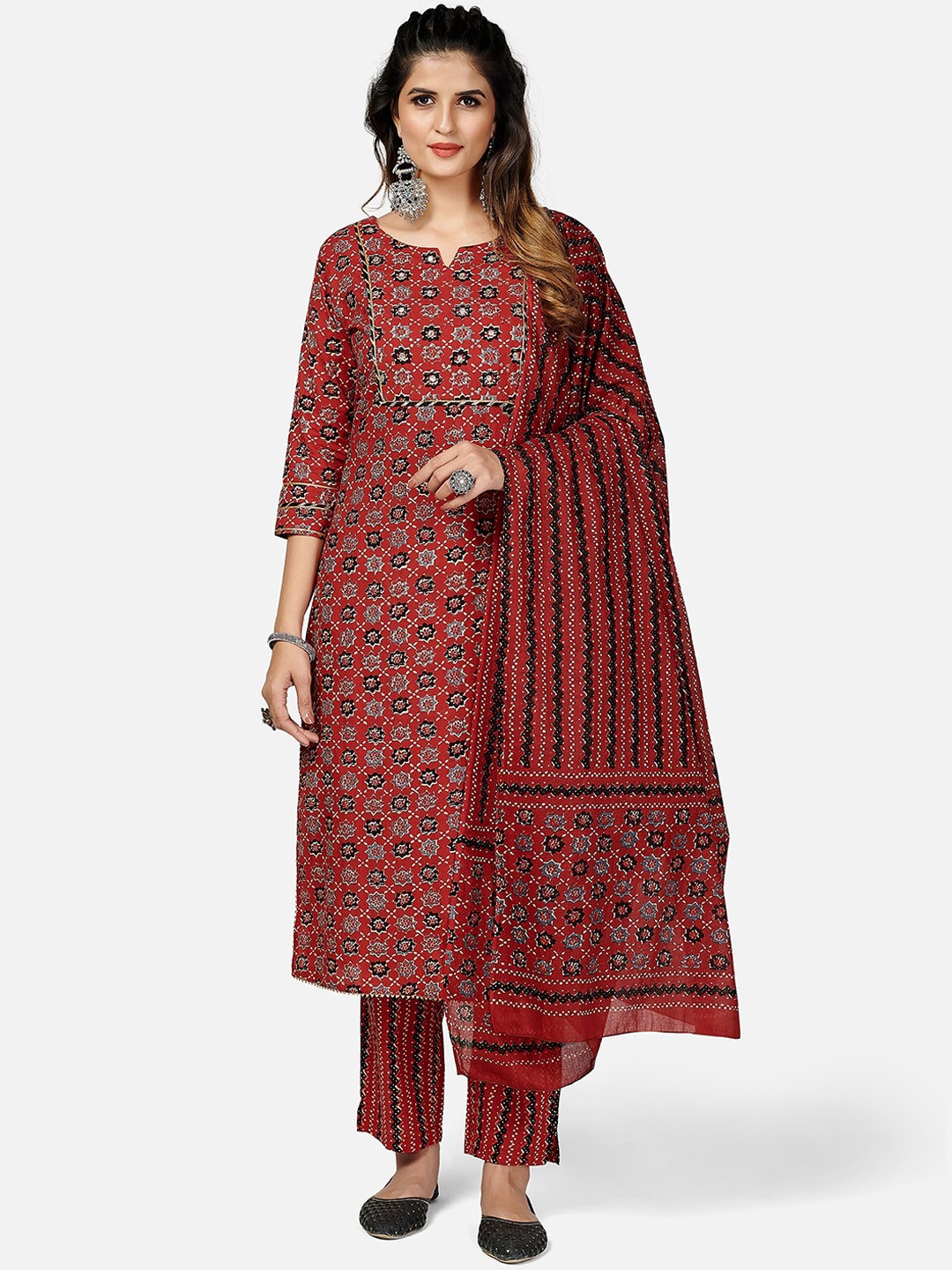 

Vbuyz Women Red Ethnic Motifs Printed Pleated Gotta Patti Pure Cotton Kurti with Trousers & With Dupatta