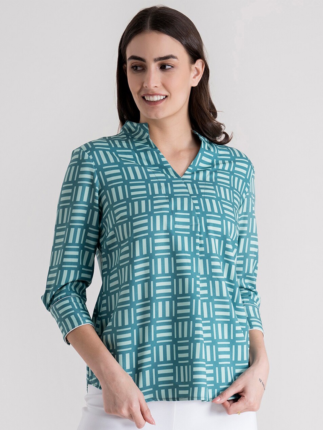 

FableStreet Green Geometric Mandarin Collar Regular Top