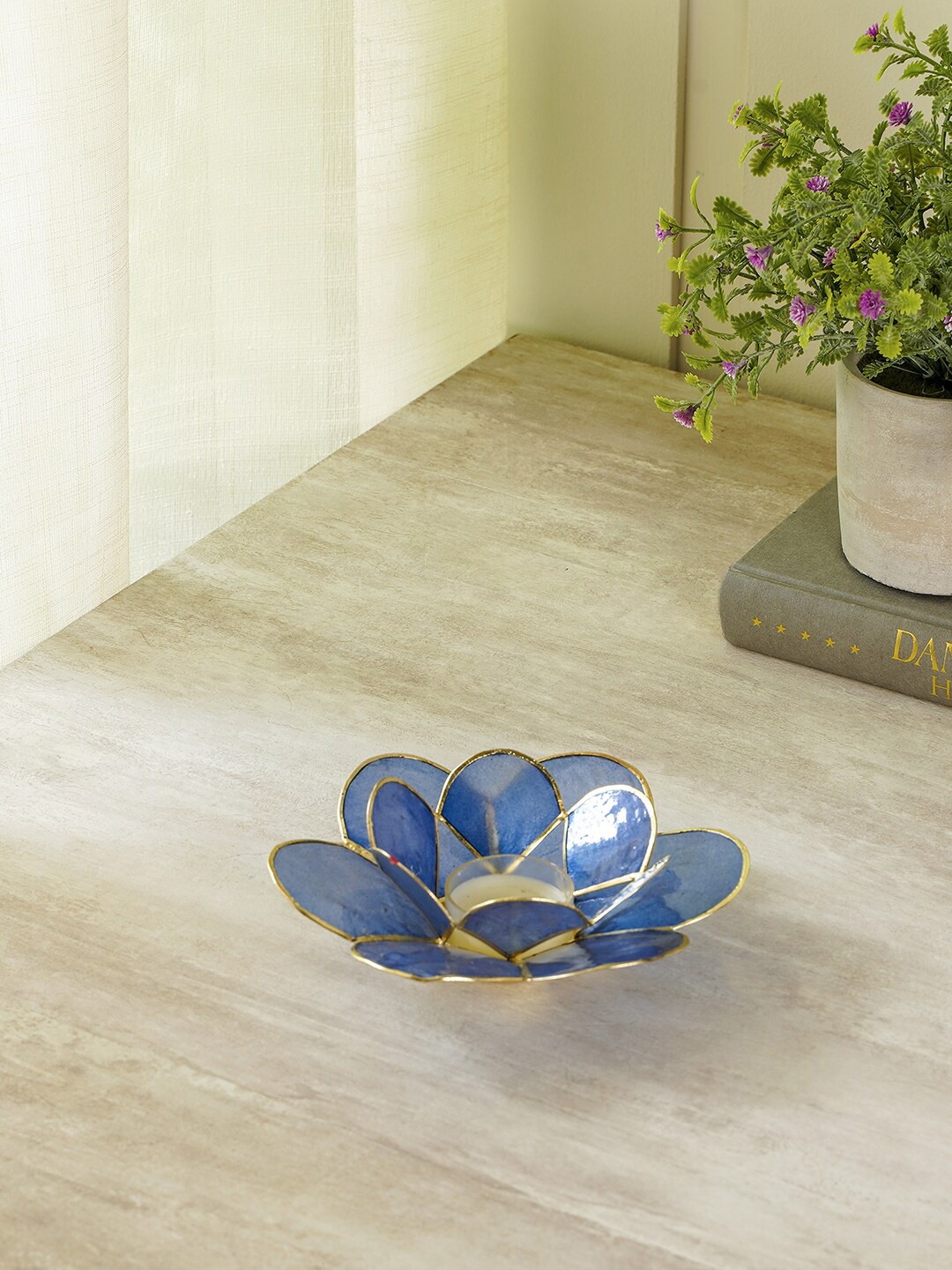 

Pure Home and Living Blue & Gold-Toned Capiz Bloom Tea Light Holder