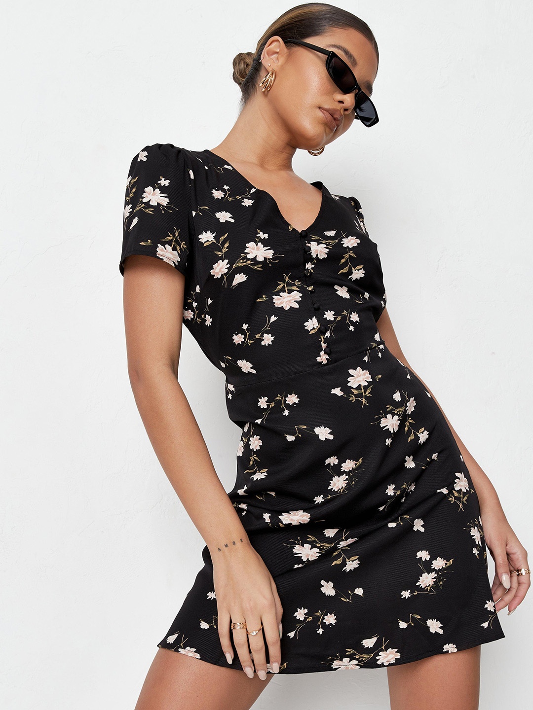 

Missguided Petite Black & White Floral Print A-Line Mini Dress